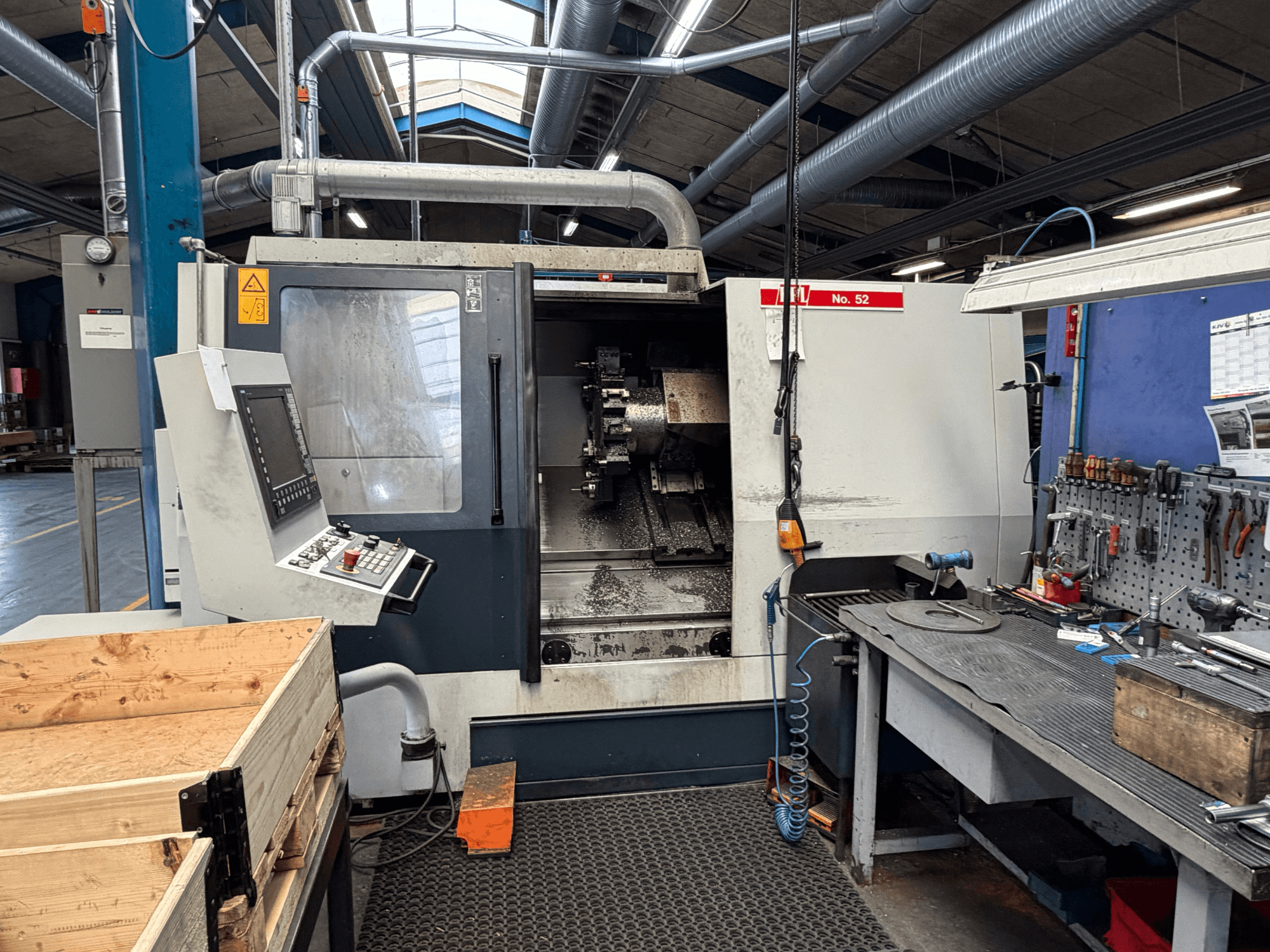 Máquina de tornear horizontal SPINNER TC800 110 SMCY, vista de frente, com painel de controlo e espaço de trabalho próximo.