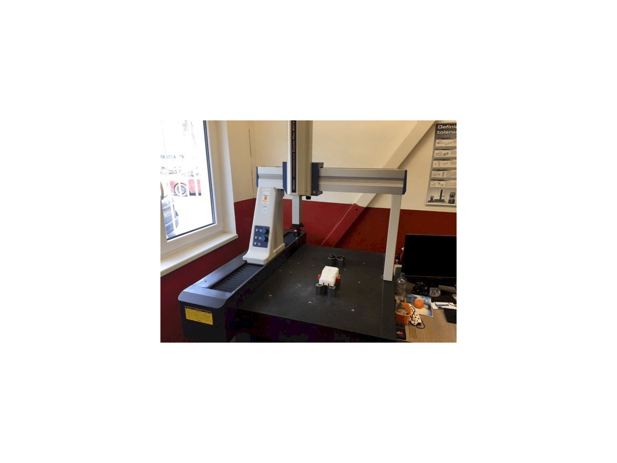 Vista Frontal da Mitutoyo Crysta-Plus M 574 máquina