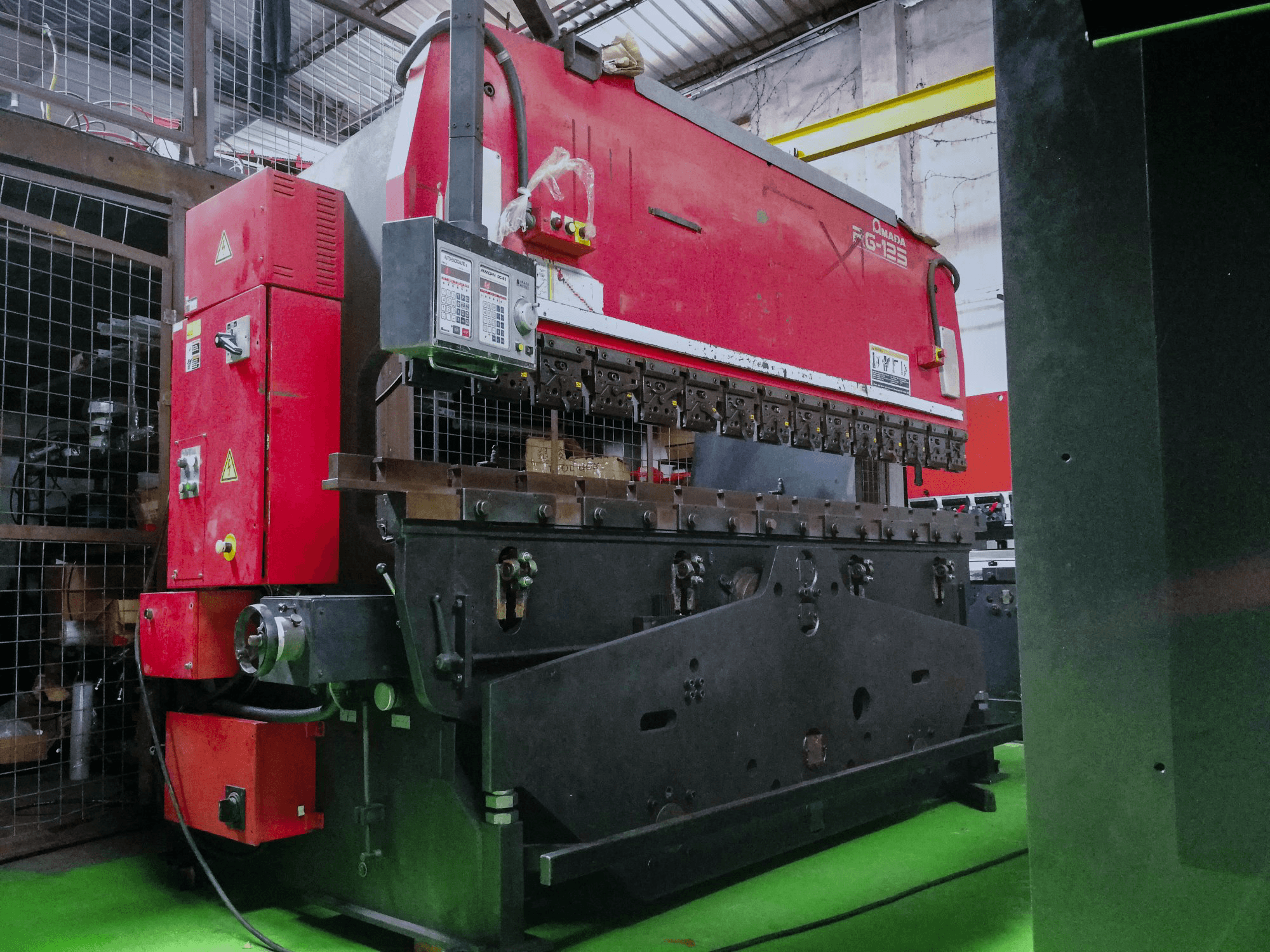 Vista Frontal da AMADA RG 125 máquina