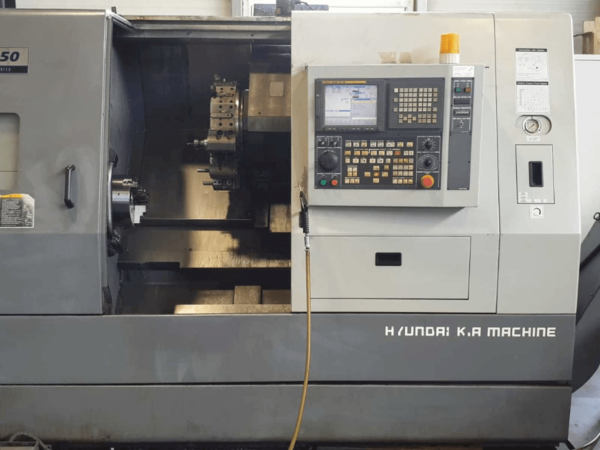 Vista Frontal da Hyundai Kia SKT250 máquina