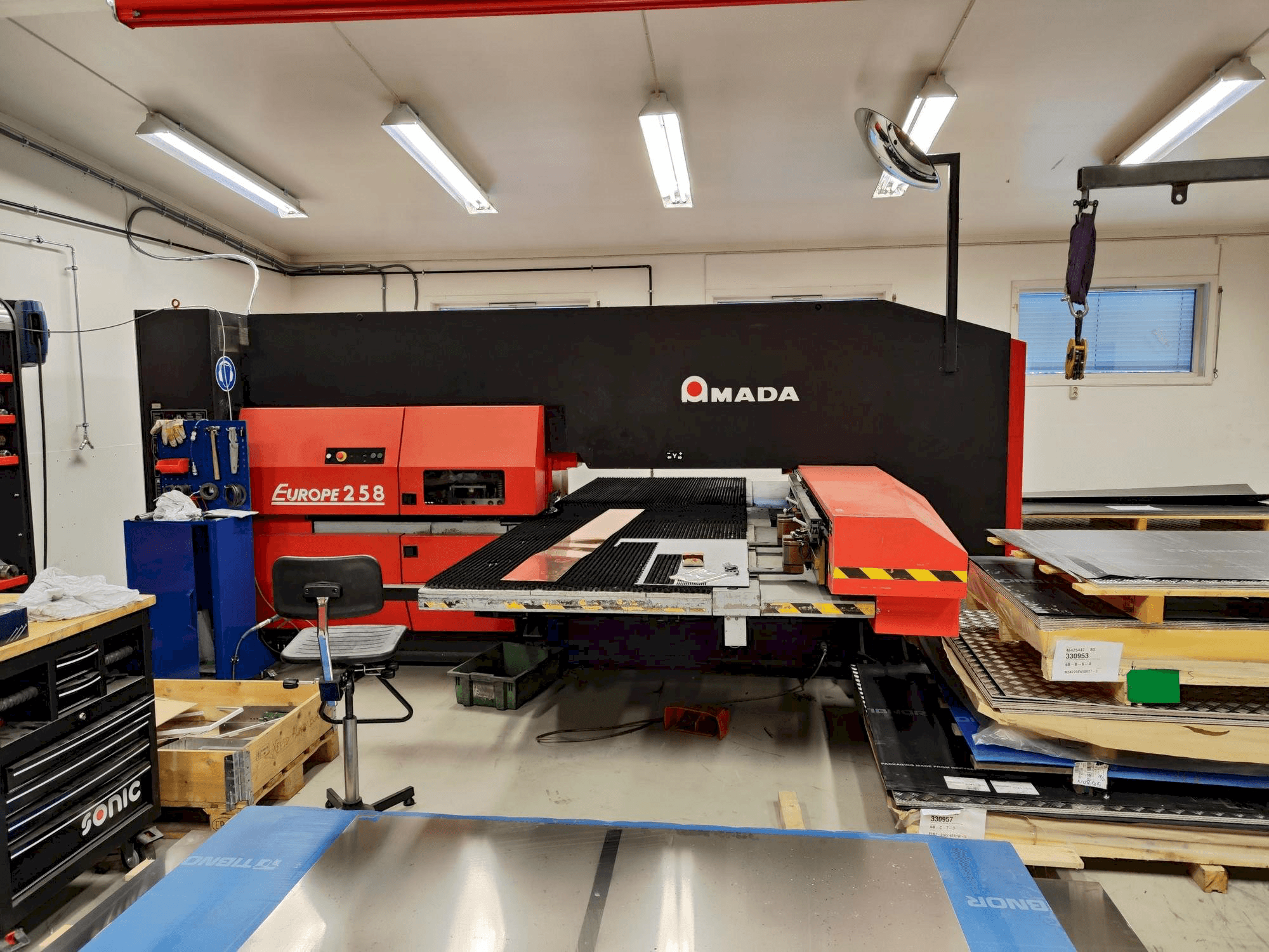 Vista Frontal da AMADA EUROPE 258 máquina