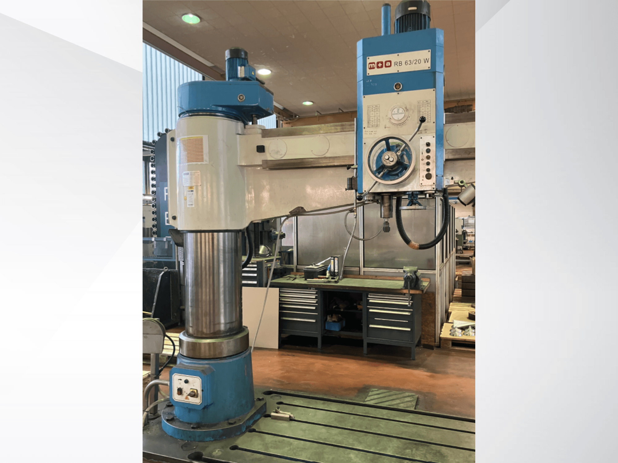 Máquina de perfuração M+A RB 63/20 W para metal, vista frontal, com uma grande coluna vertical e um painel de controlo com mostradores e interruptores.