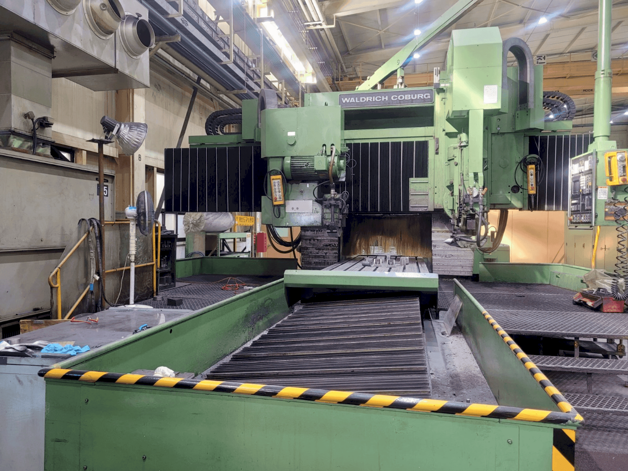 Vista Frontal da WALDRICH COBURG 30-15 S 2525 máquina