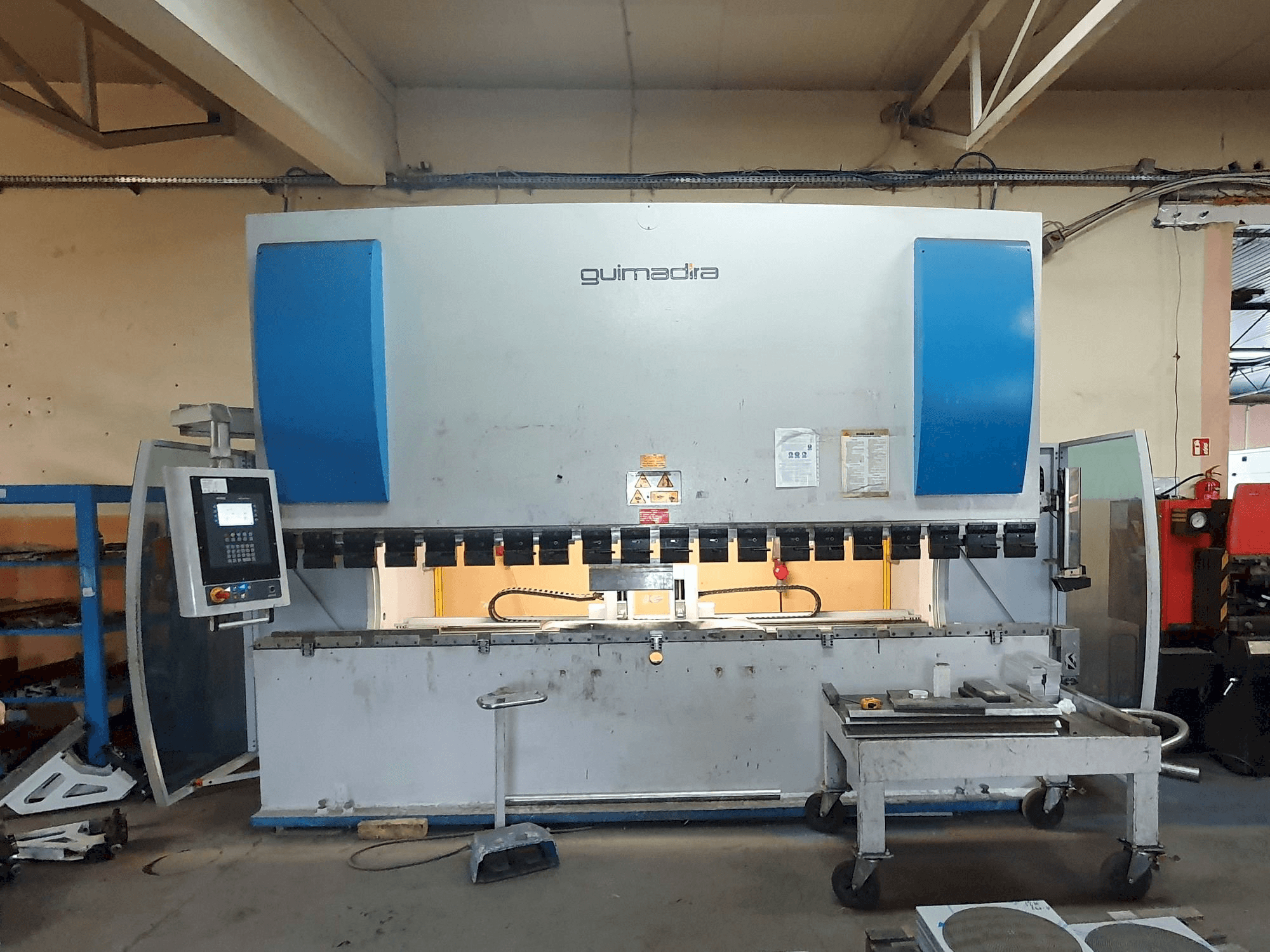 Vista Frontal da ADIRA PMO-16040PLS máquina