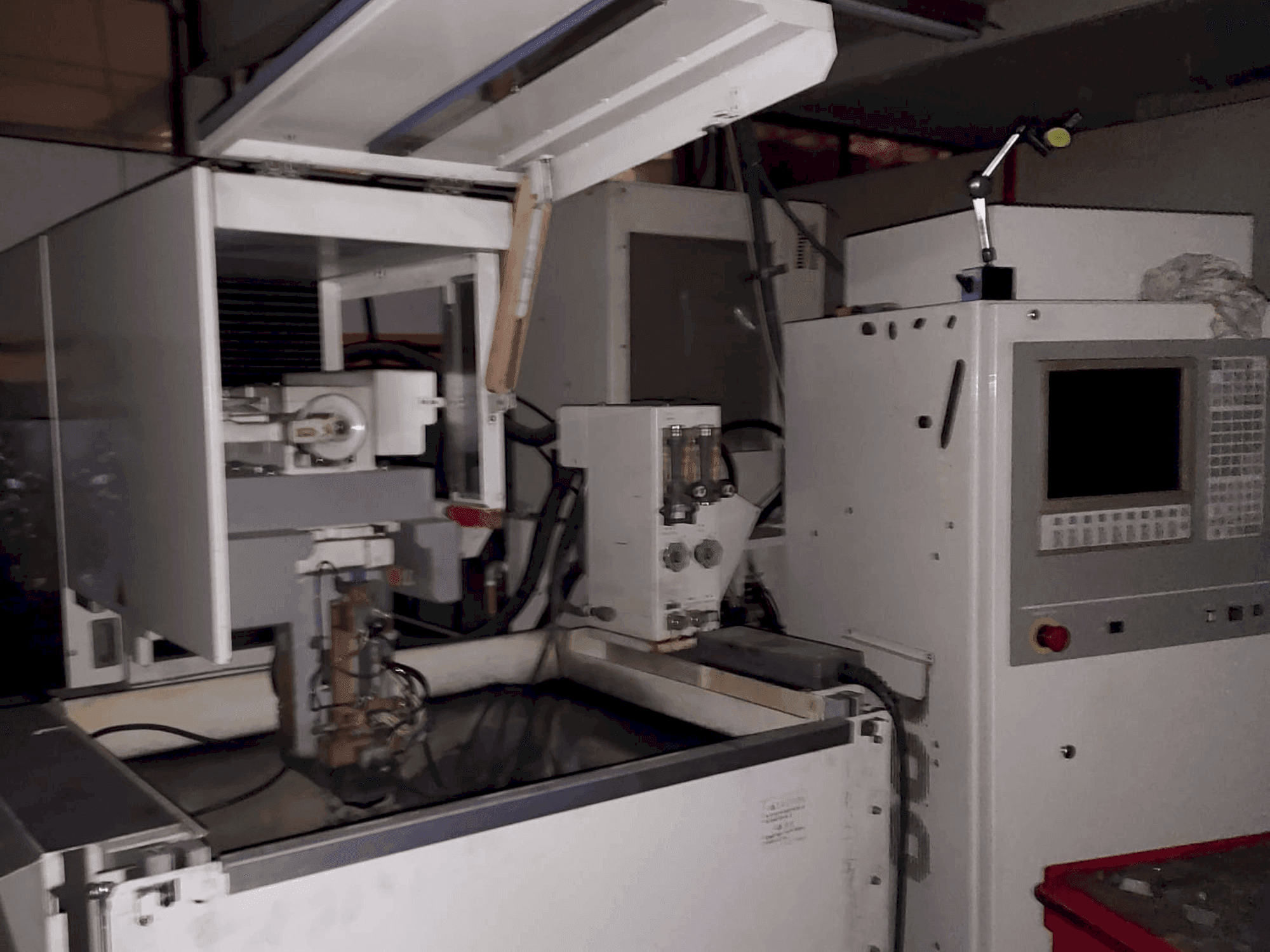 Vista Frontal da Mitsubishi FX10K máquina