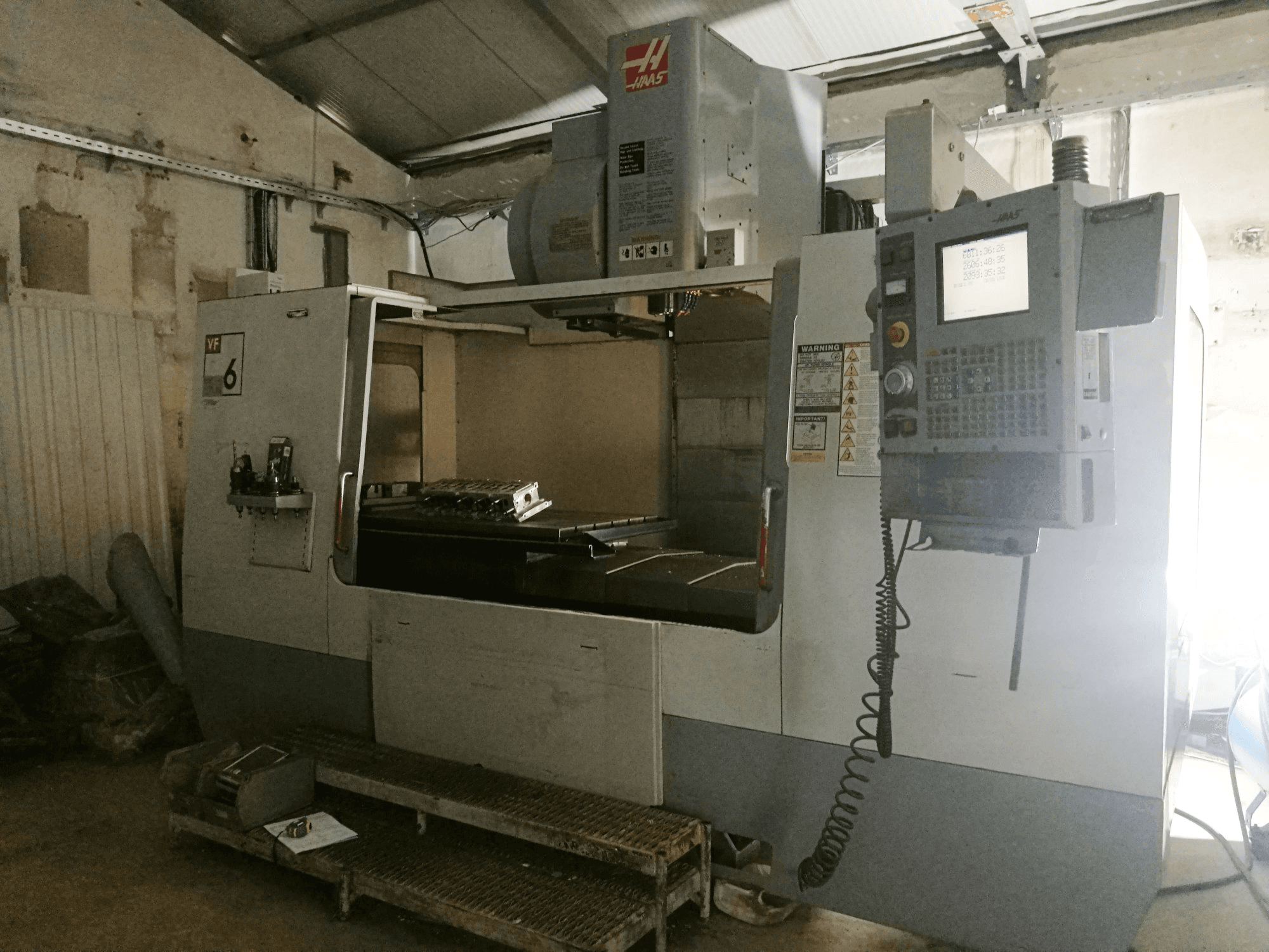Vista Frontal da HAAS VF-6B/40HE máquina