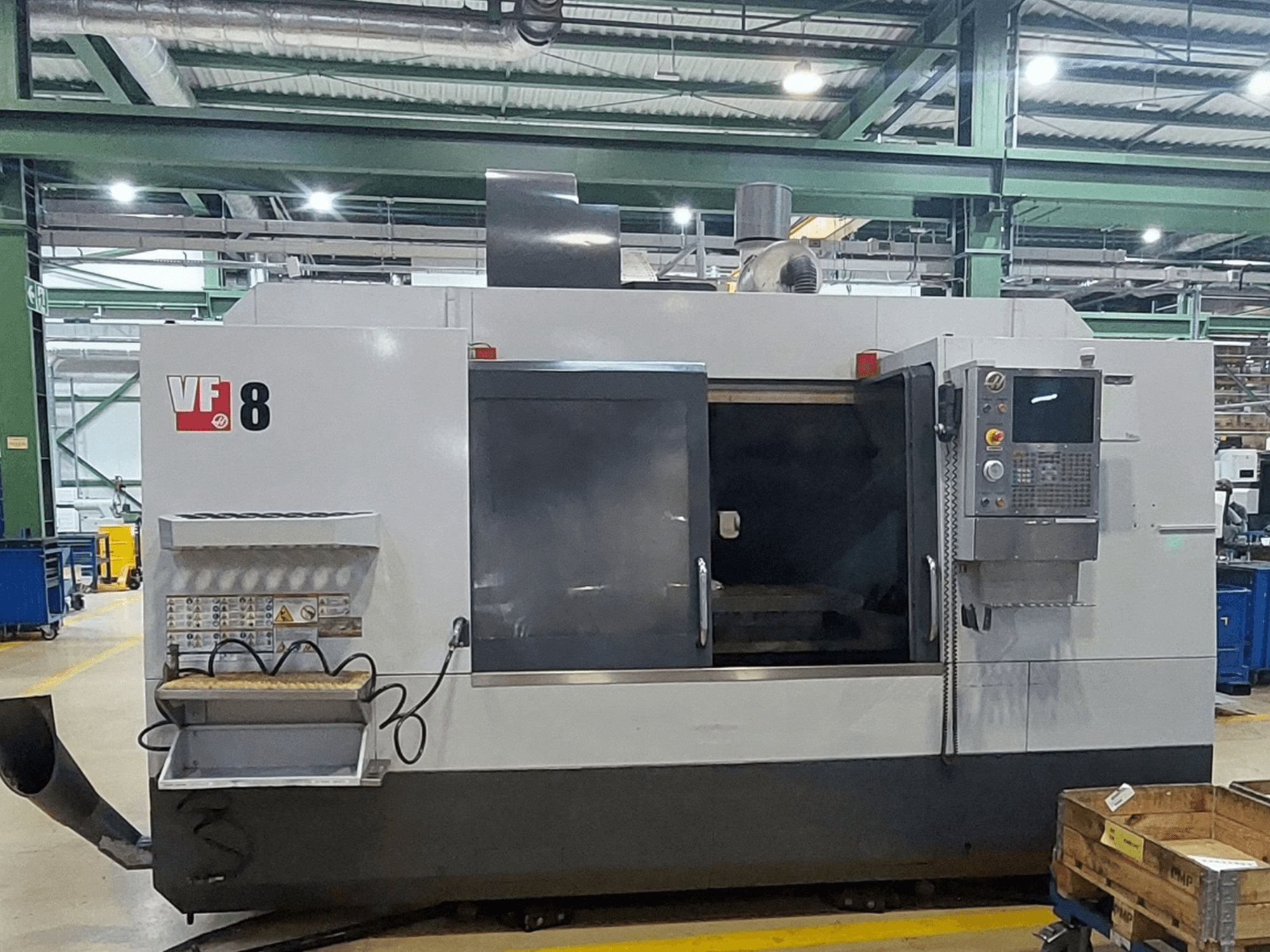 Centro de maquinagem vertical HAAS VF-8, vista frontal; apresenta o painel de controlo e a área de carregamento, concebido para tarefas de maquinagem de precisão.