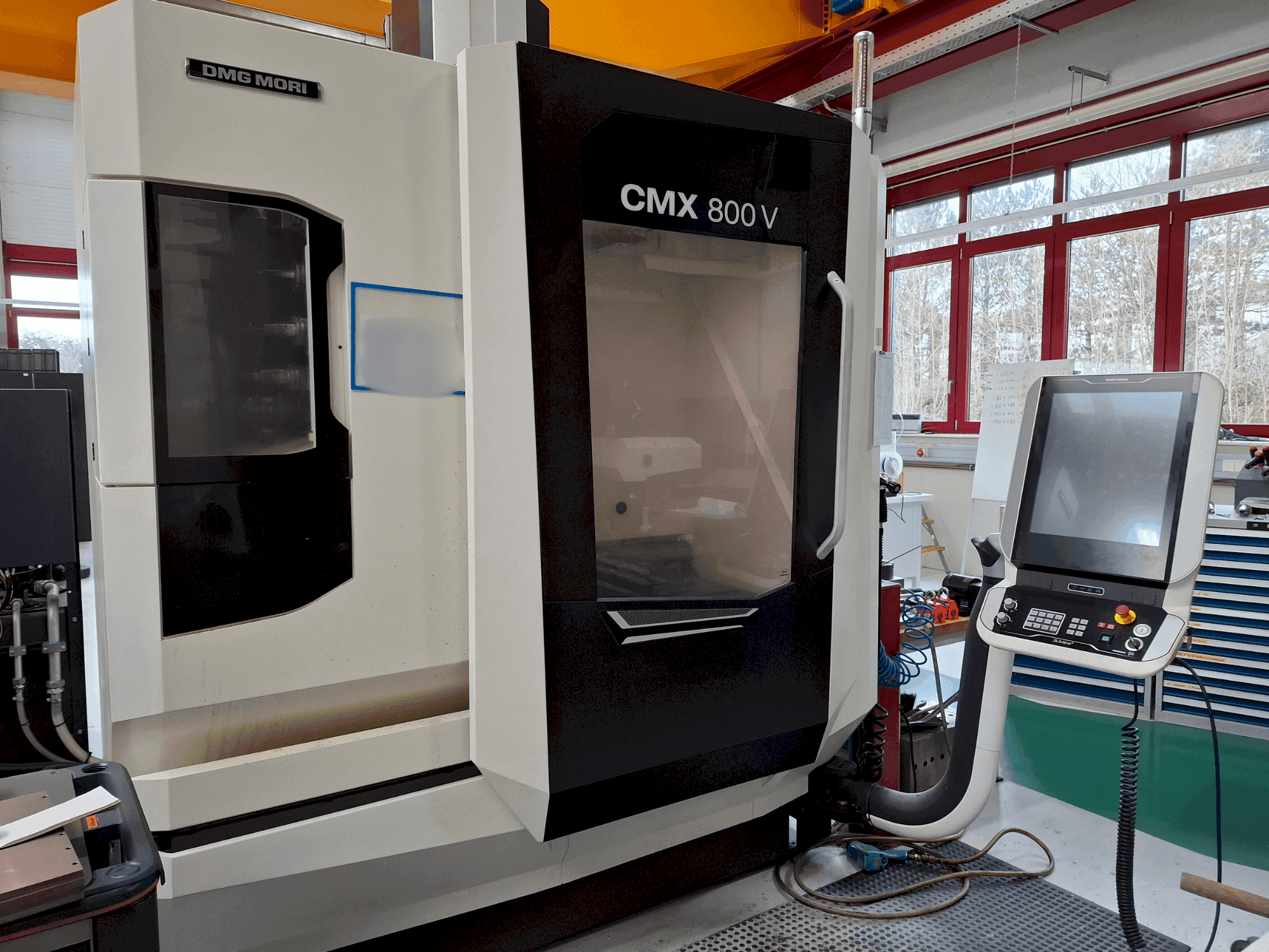 Vista Frontal da DMG MORI CMX 800V máquina