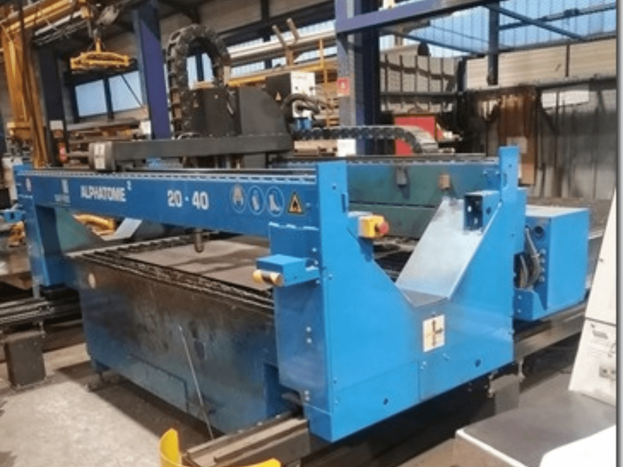 Máquina CNC ALPHATOME 20-40 azul, vista frontal, com área de corte e painel de controlo visíveis, concebida para fabrico de precisão.