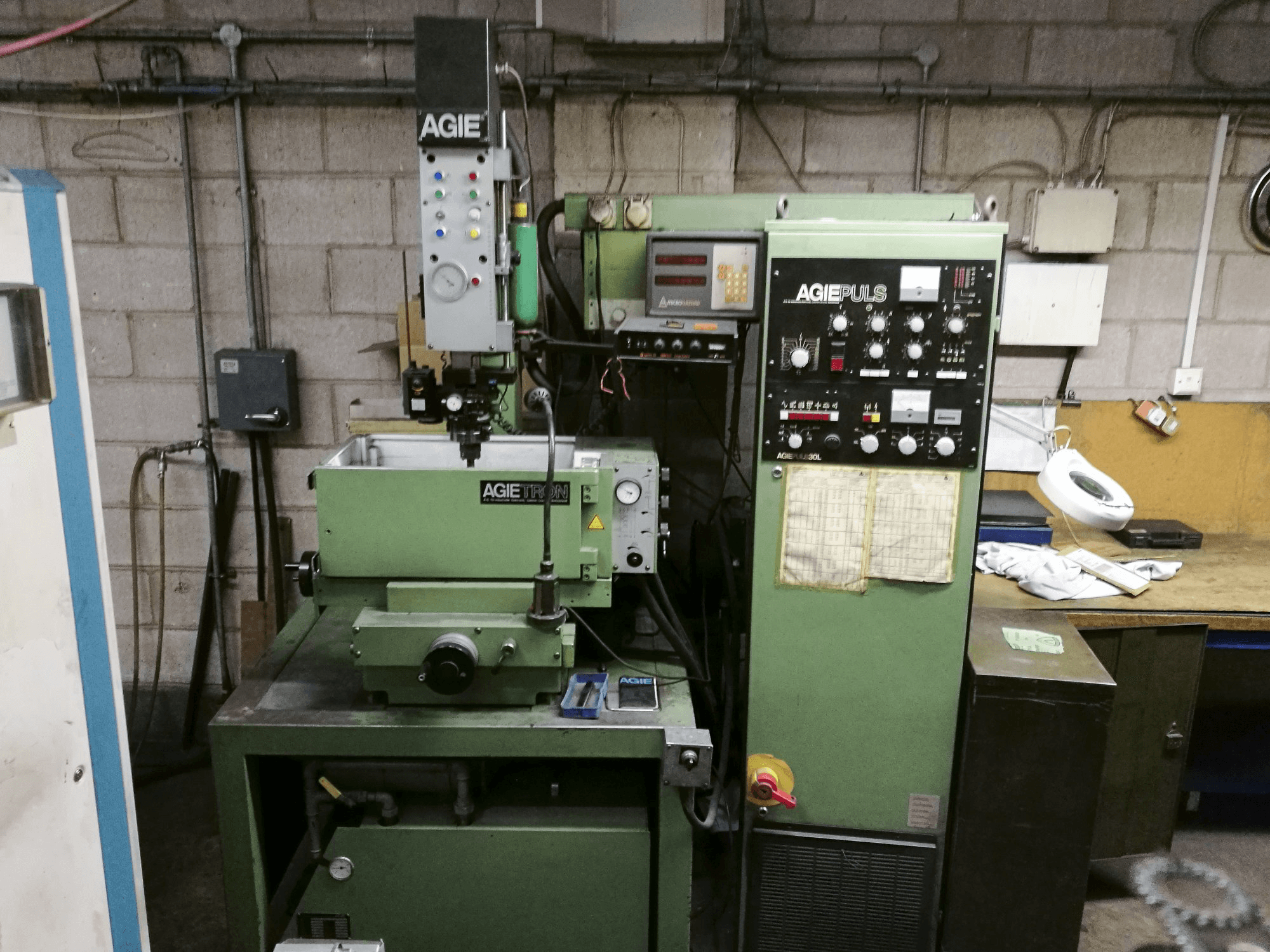 Vista Frontal da AGIE EMT 110 máquina