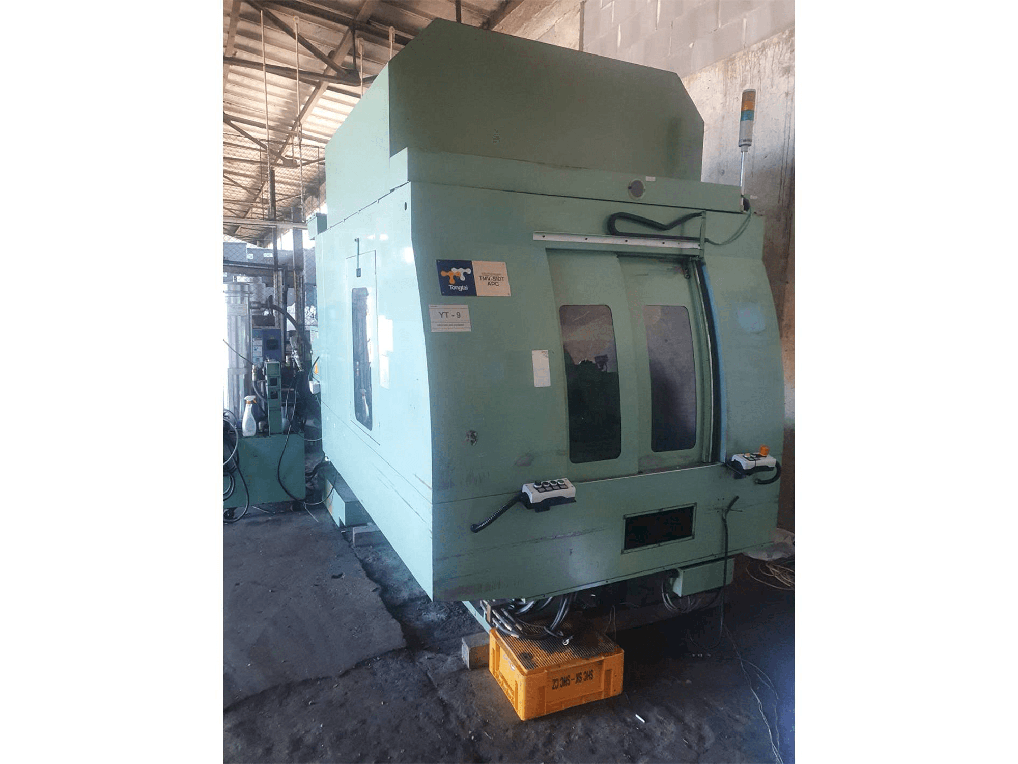 Vista Frontal da Tongtai TMV 510/APC máquina