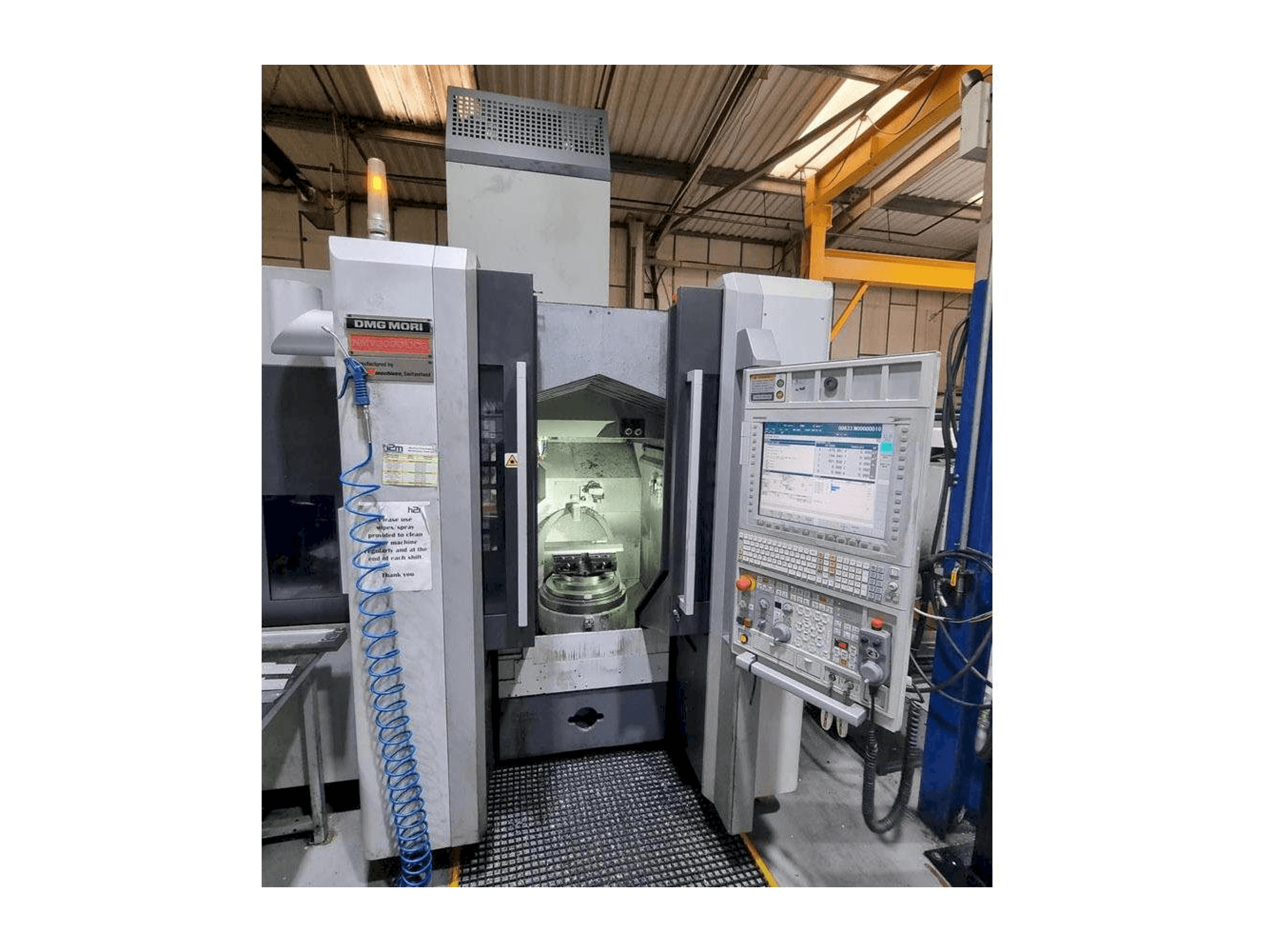 Vista Frontal da DMG MORI NMV3000 DCG máquina