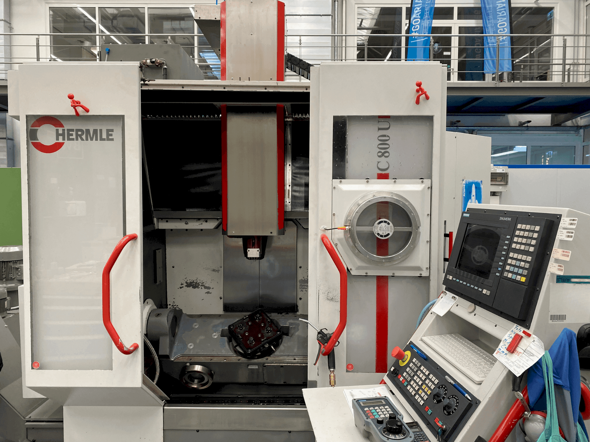 Vista Frontal da HERMLE C800 U máquina