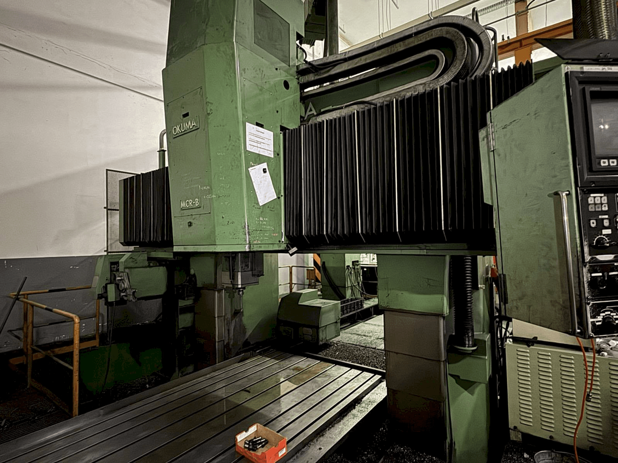 Vista Frontal da Okuma MCR-B máquina