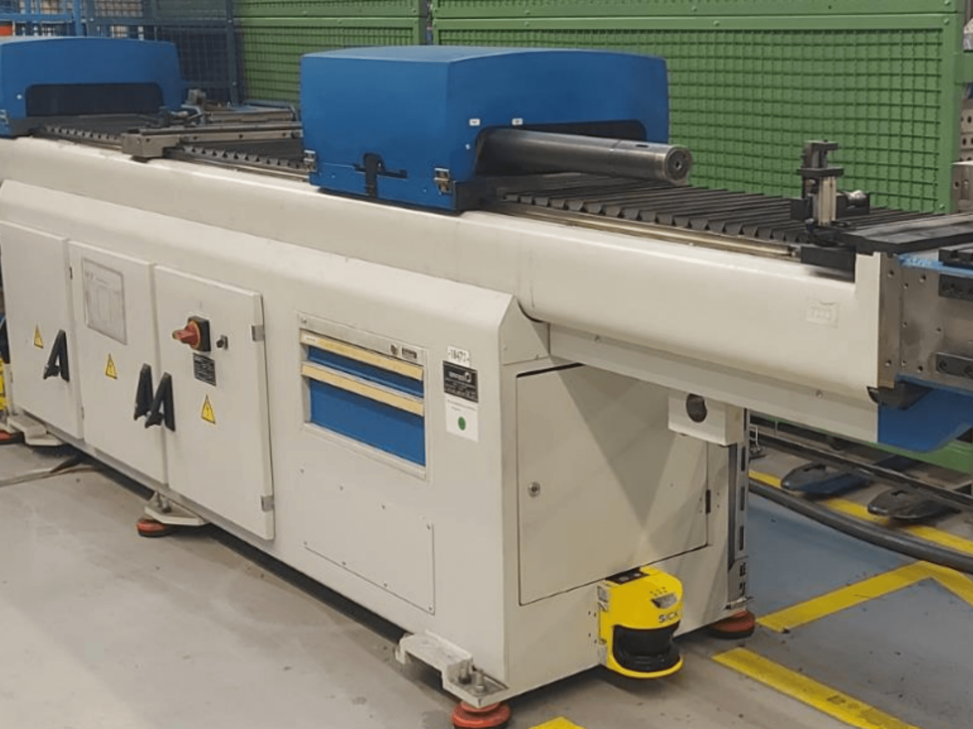 Máquina para dobrar moldes BER-35 da WAFIOS, em vista frontal, com comandos azuis e indicadores de segurança operacional.