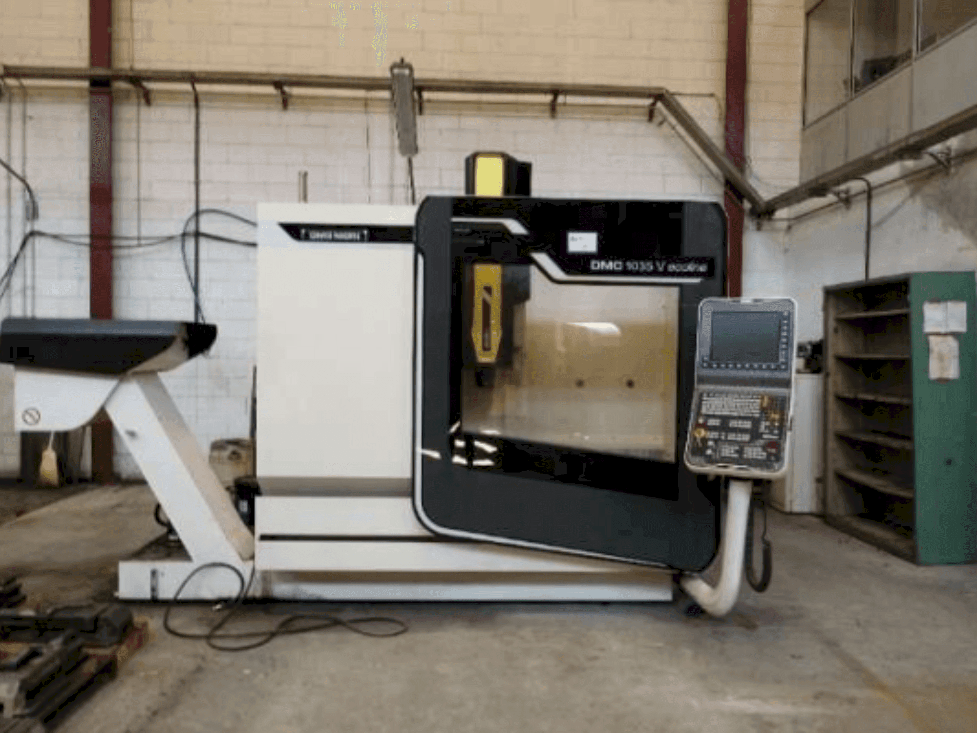 Vista Frontal da DMG MORI DMC 1035 V Ecoline máquina