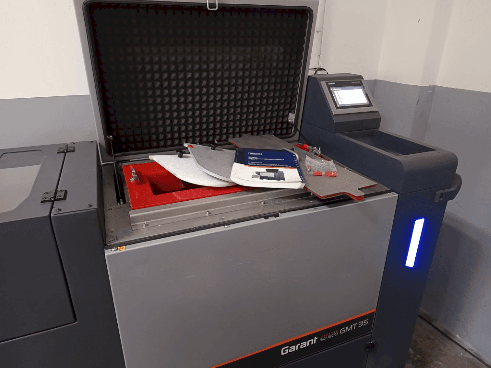 Vista Frontal da HOFMANN GMT 35 máquina