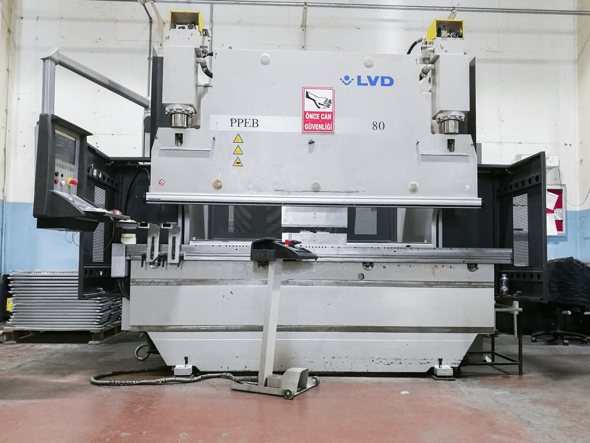 Vista Frontal da LVD PPEB 80/25 máquina