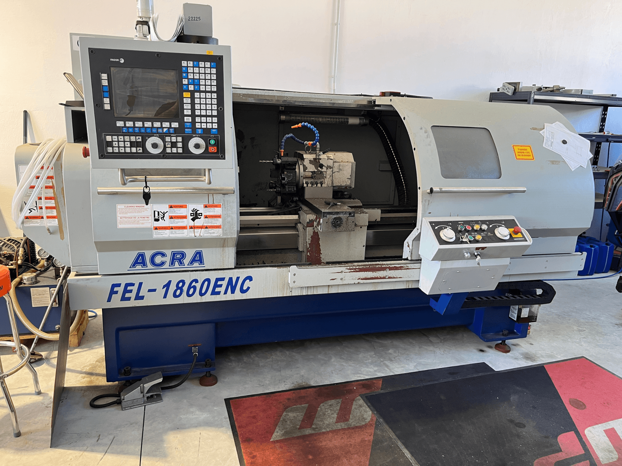 Torno horizontal ACRA FEL-1860ENC/B, vista frontal que mostra o painel de controlo e os componentes CNC.
