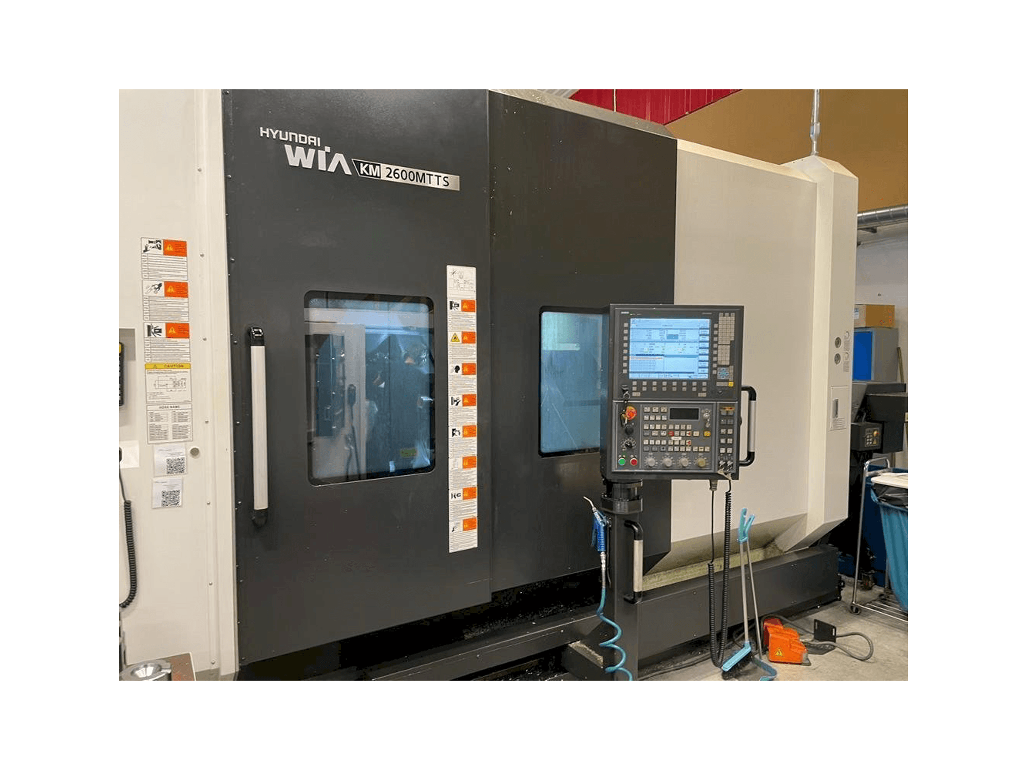 Vista Frontal da Hyundai Wia KM 2600 MTTS máquina