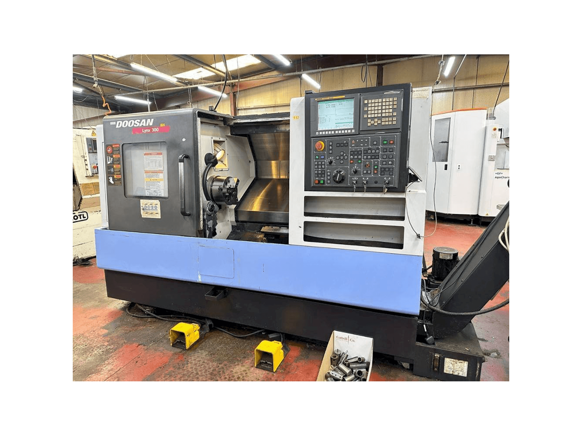 Vista Frontal da Doosan Lynx 300 máquina