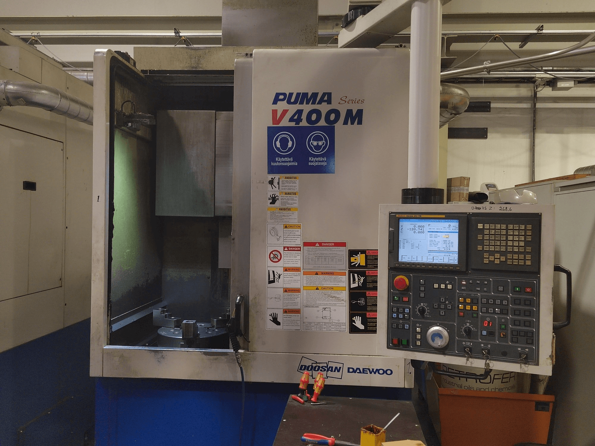 Vista Frontal da Doosan Puma V400M máquina