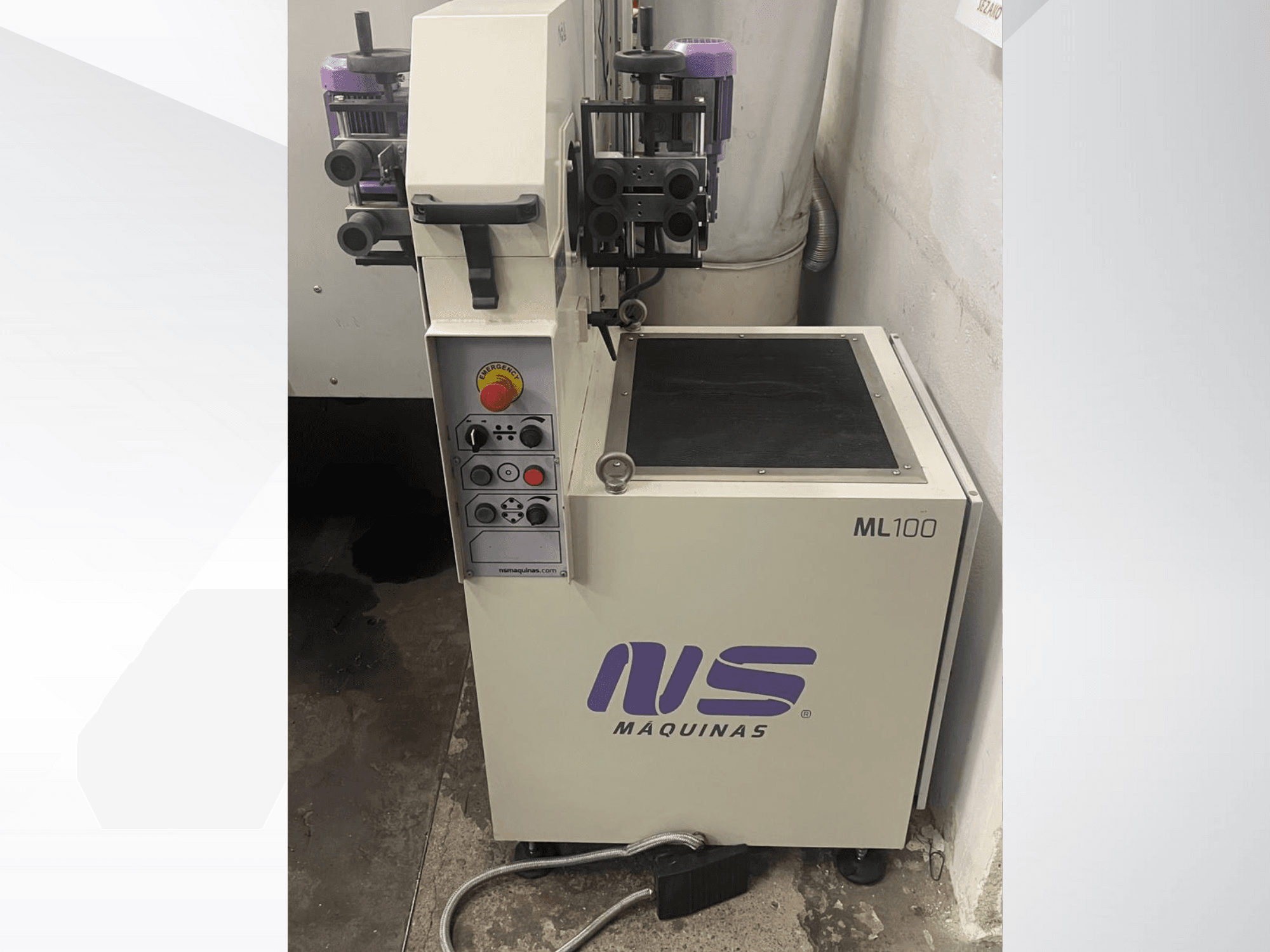 Máquina ML100 da MS Maquinas, vista frontal, com painel de controlo com botões e pedal, superfície de trabalho definida.