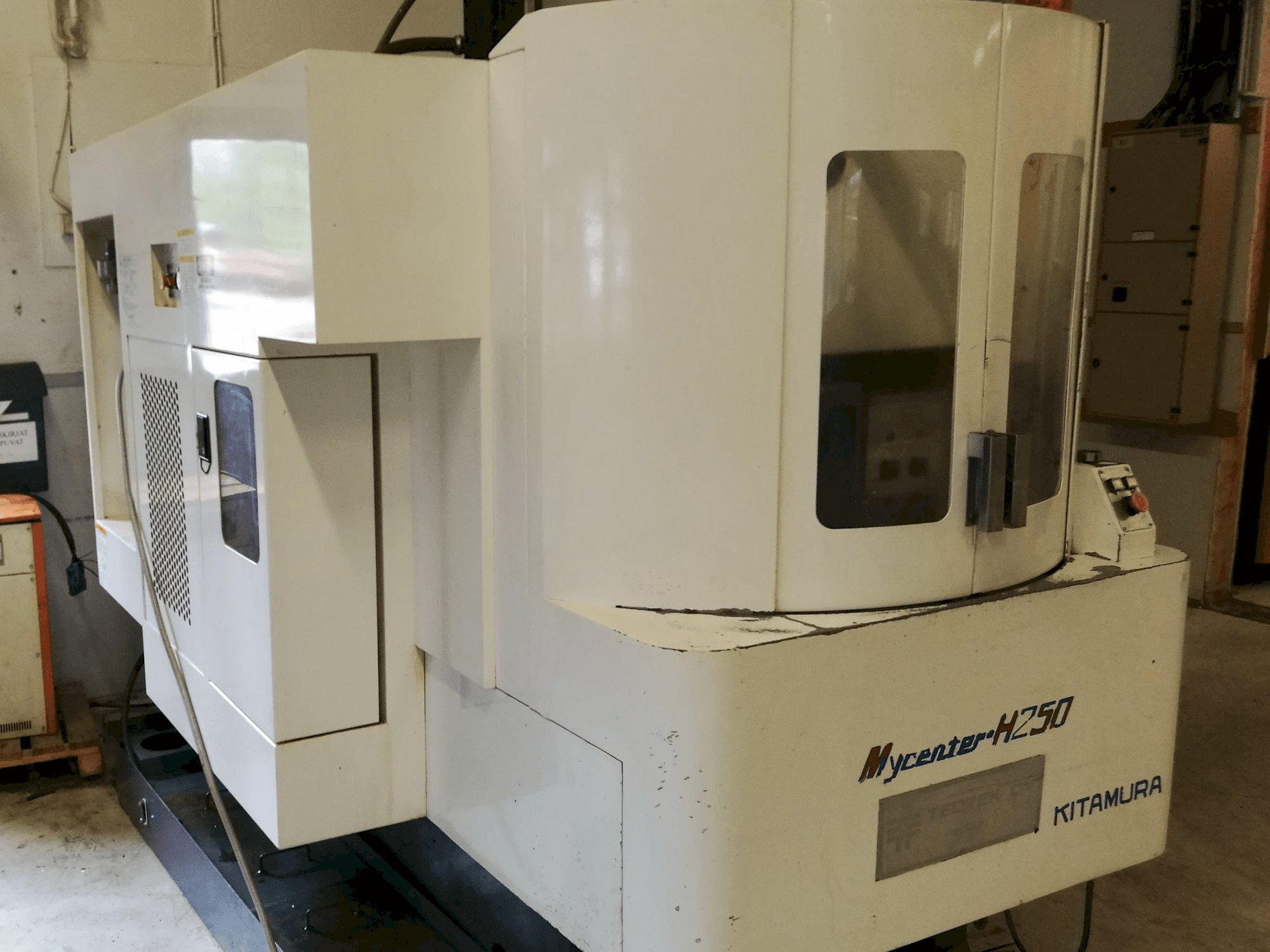Vista Lateral Direita da Kitamura Mycenter H250 máquina