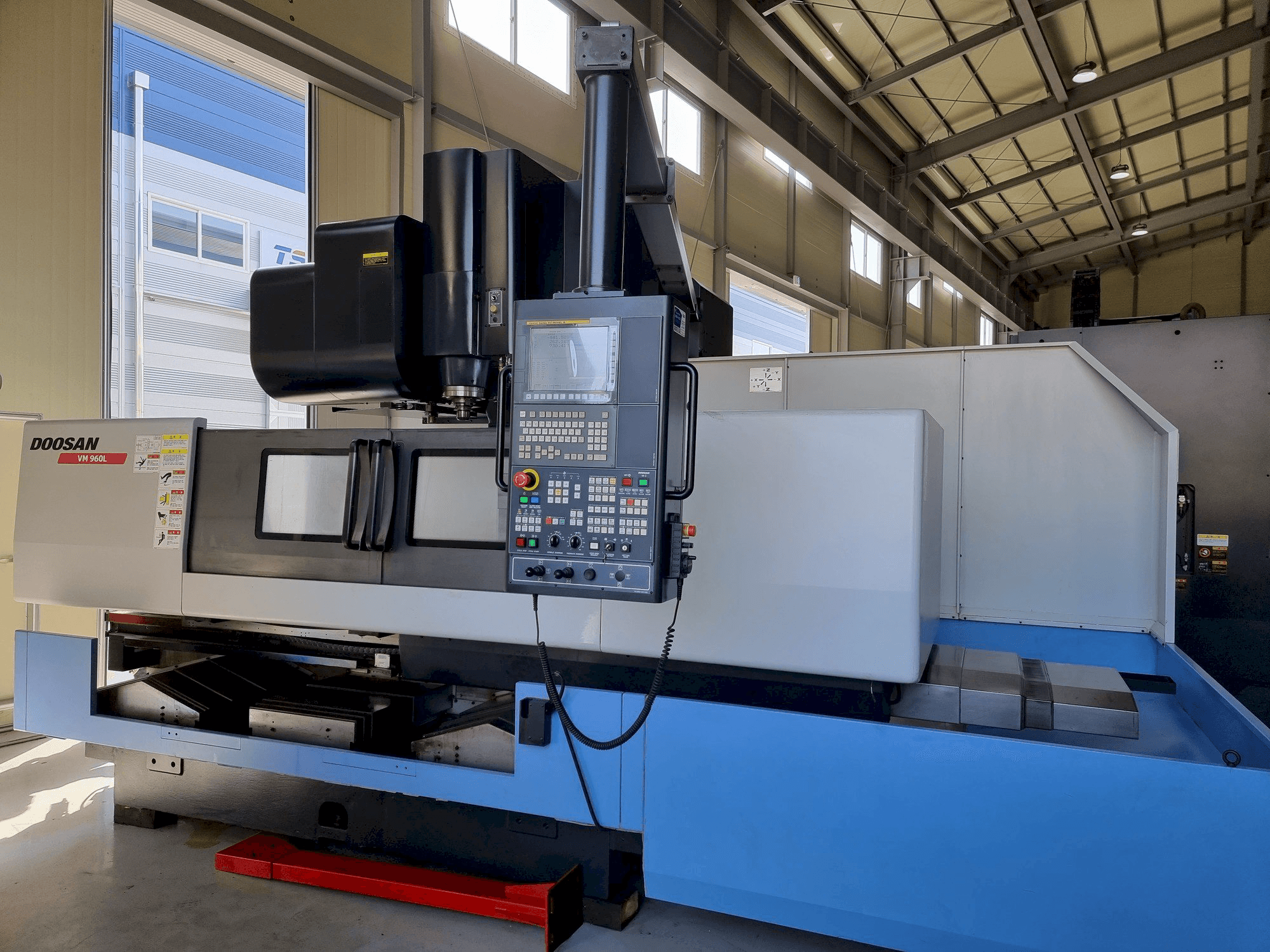 Vista Frontal da Doosan VM 960L máquina