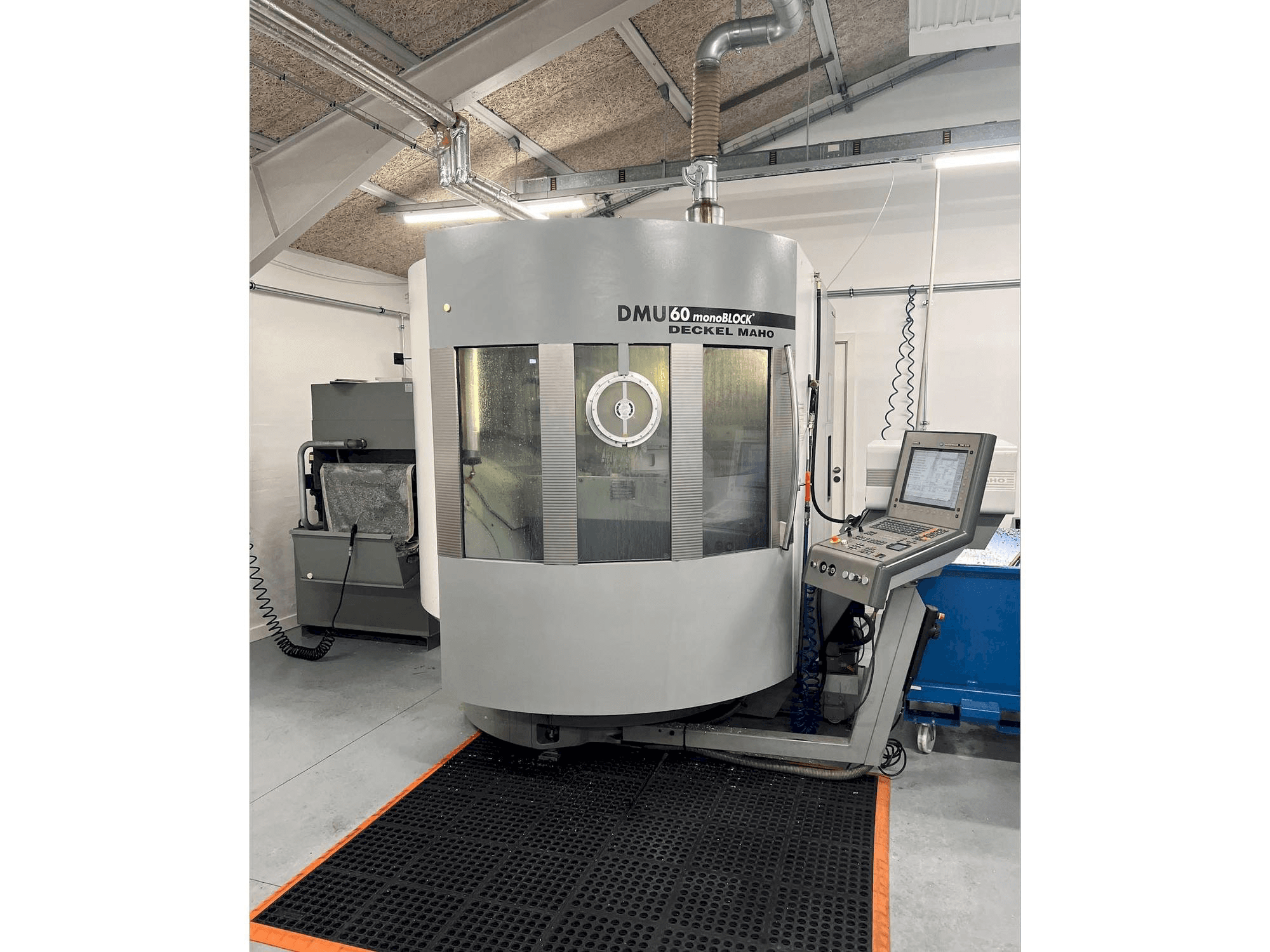 Vista Frontal da DMG MORI DMU 60 monoBLOCK máquina