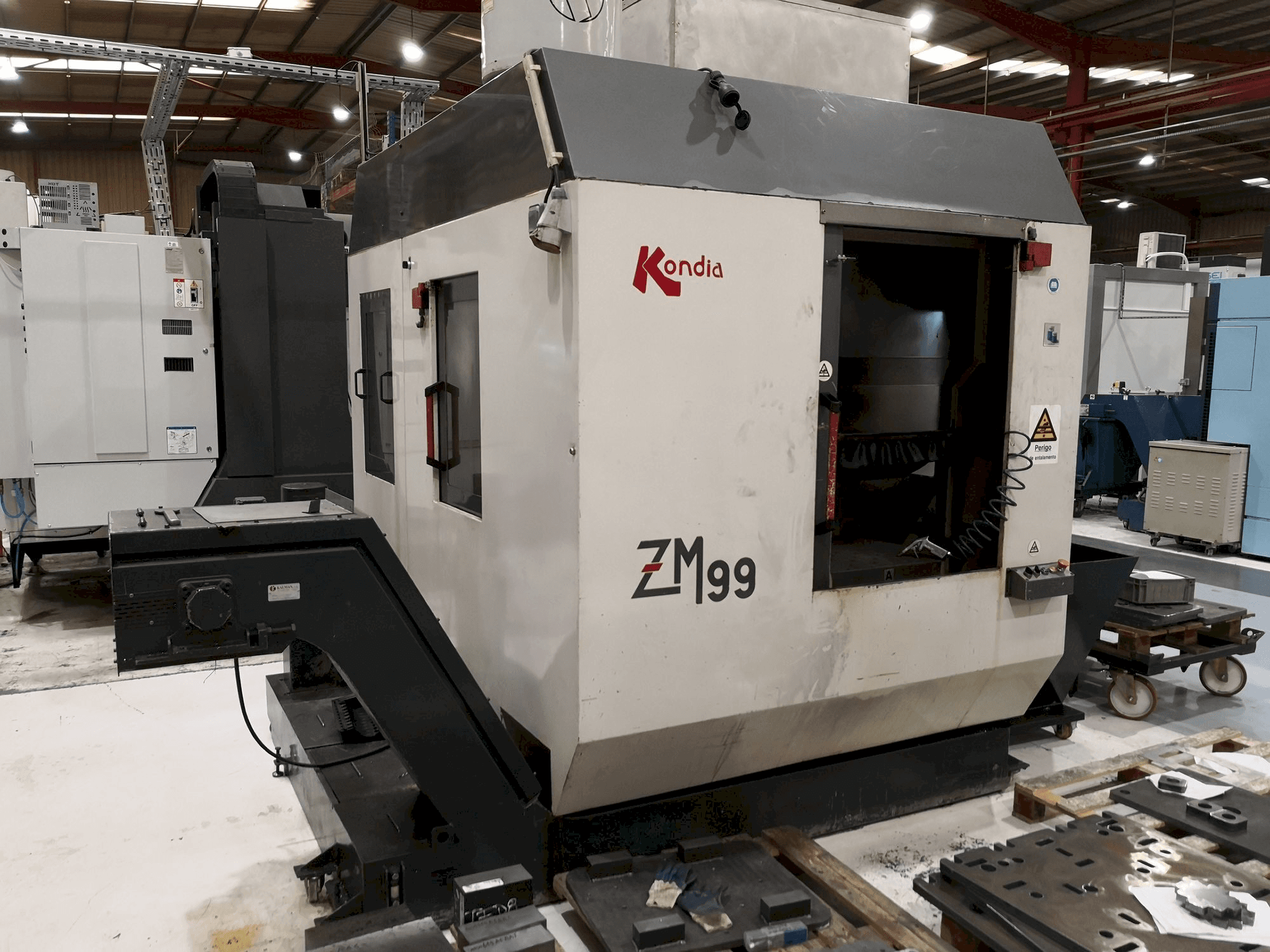 Vista Frontal da KONDIA ZM99 máquina