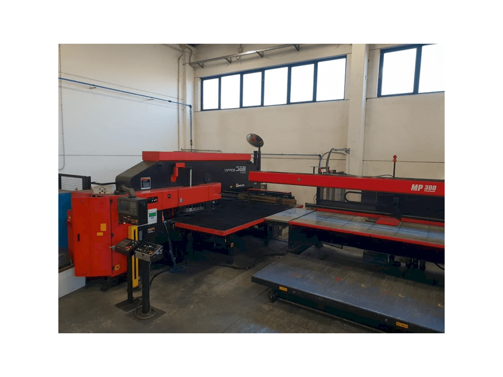 Vista Frontal da AMADA VIPROS 368 KING máquina