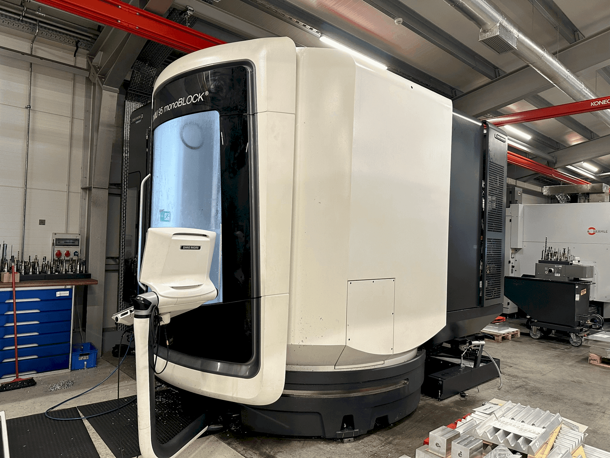 Vista Frontal da DMG MORI DMU 95 monoBLOCK (2021) máquina