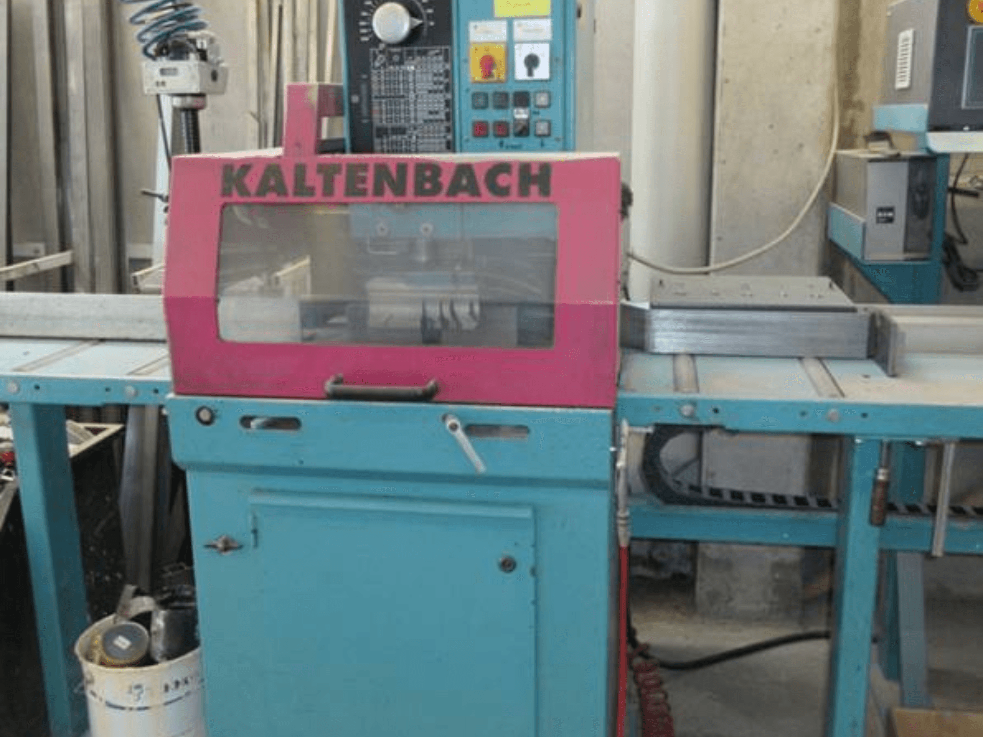 Serra circular para metal KALTENBACH KKS 400 E em vista frontal, com tampa de segurança cor-de-rosa e painel de controlo com botões.