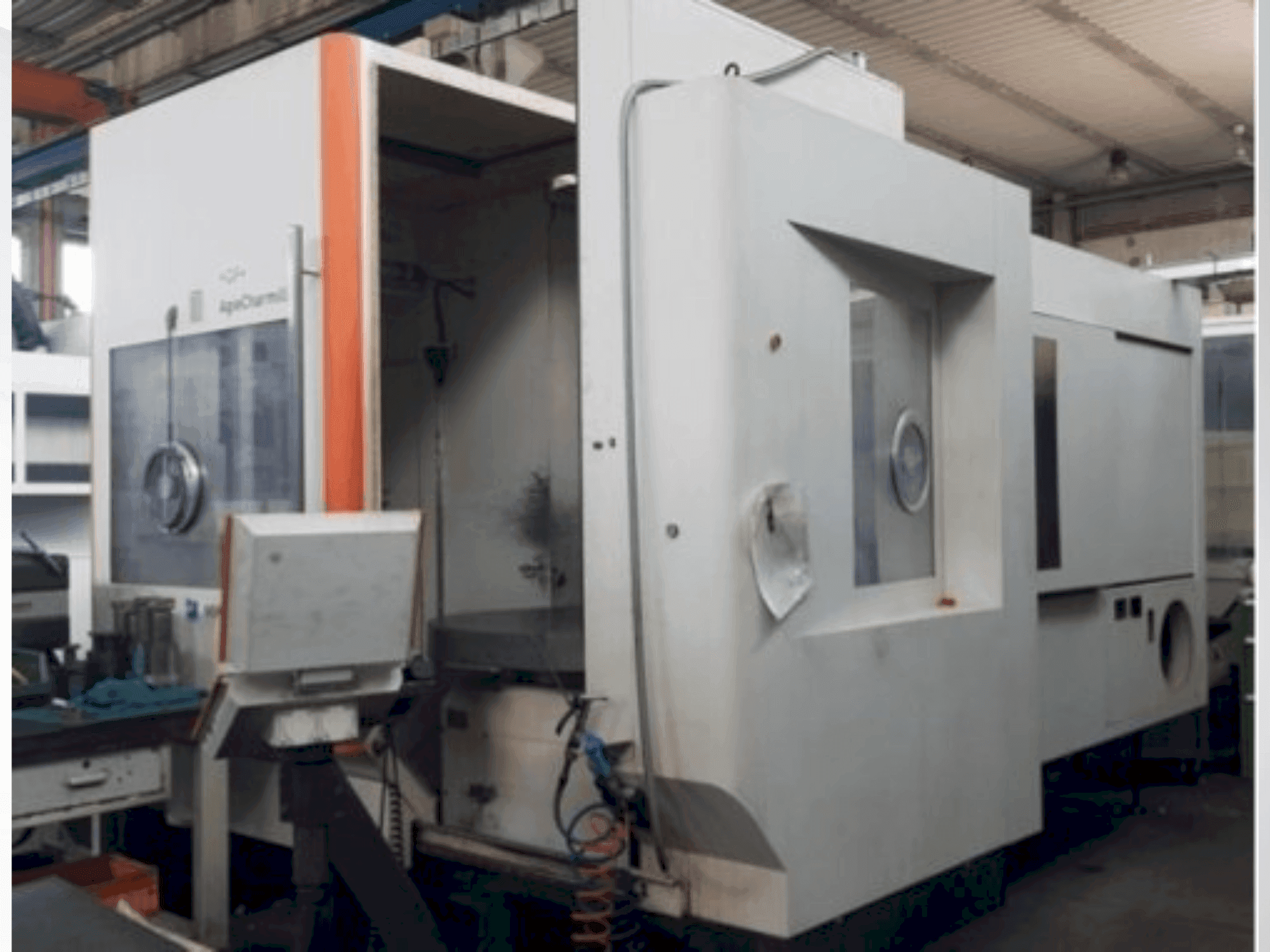 Vista Frontal da MIKRON HPM 1350U máquina