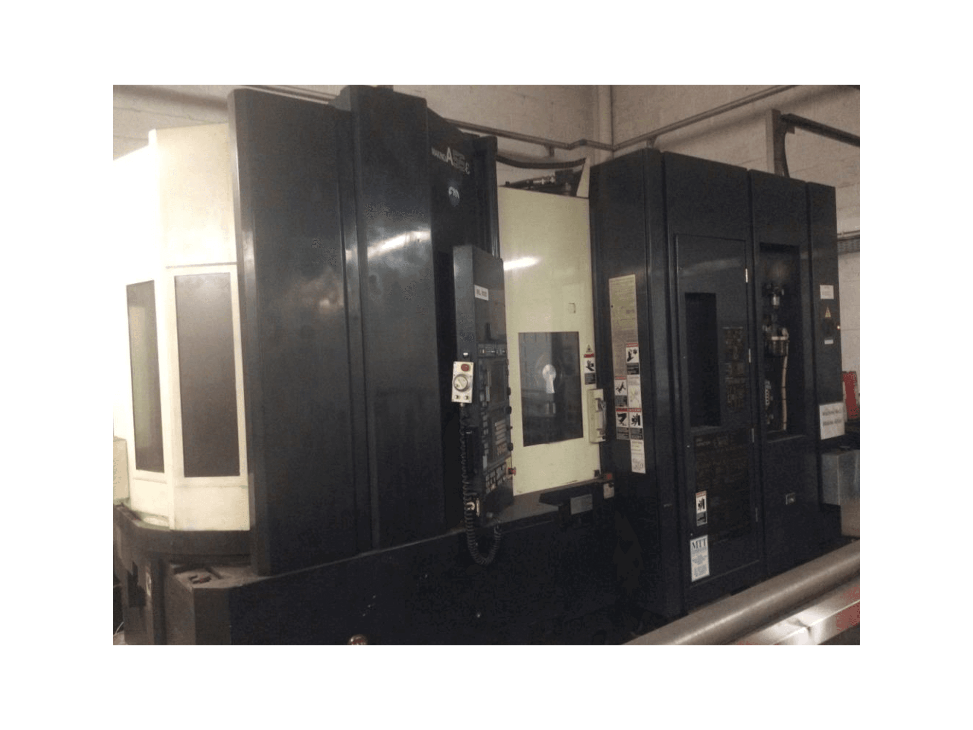 Vista Frontal da Makino A55e máquina