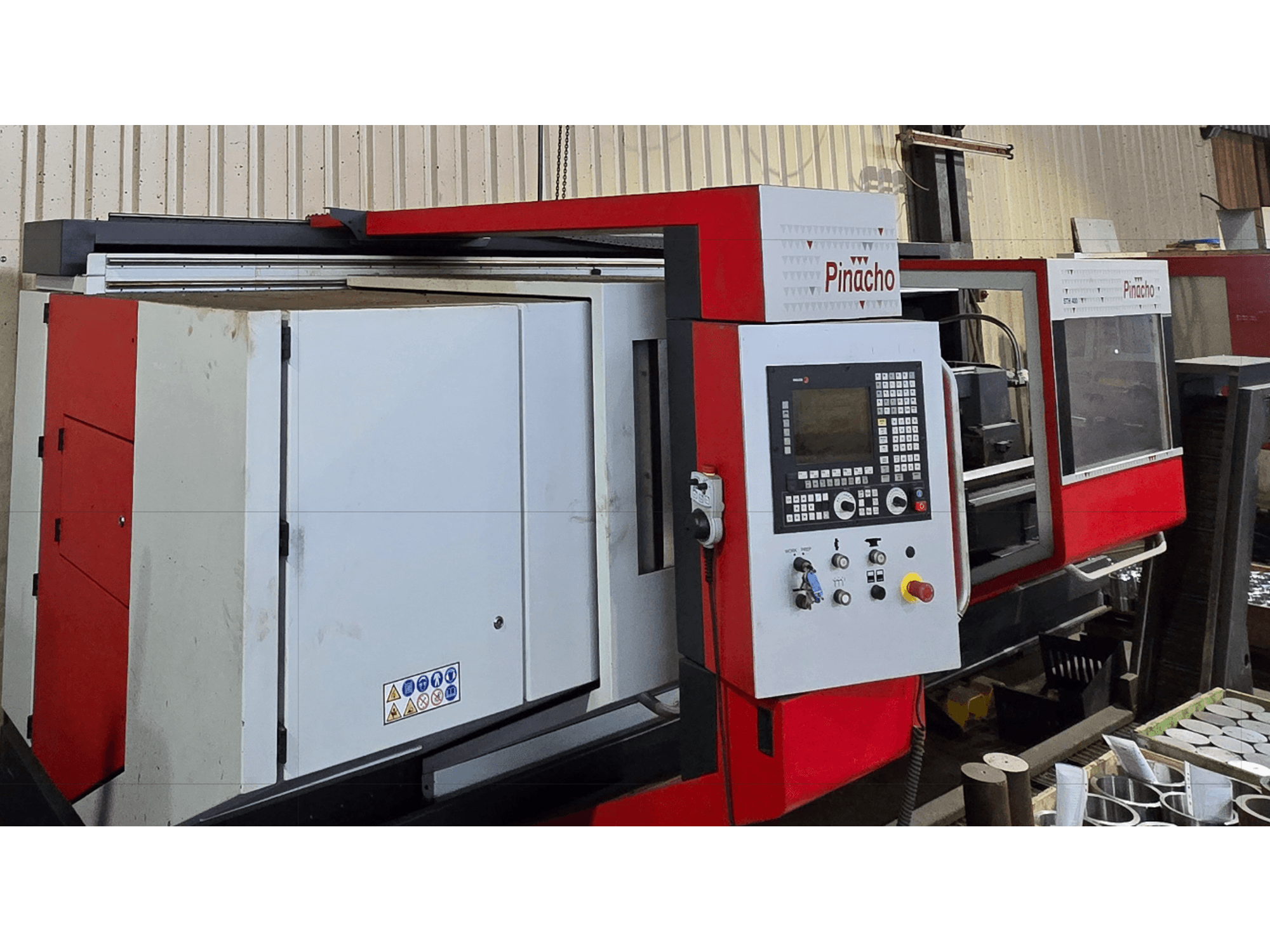Pinacho STH 400-105×3000, viradeira horizontal, vista frontal, mostrando o painel de controlo e os detalhes em vermelho.
