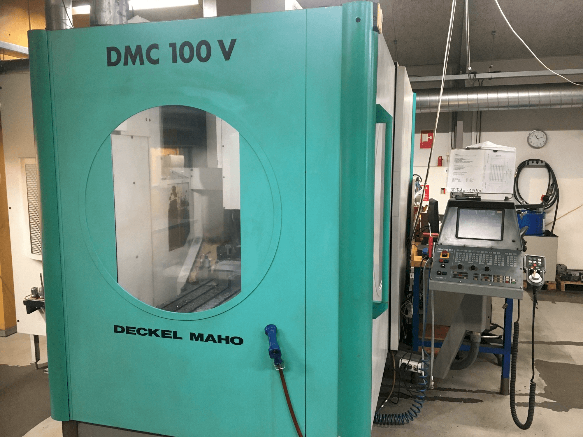 Vista Frontal da DECKEL DMC 100V máquina