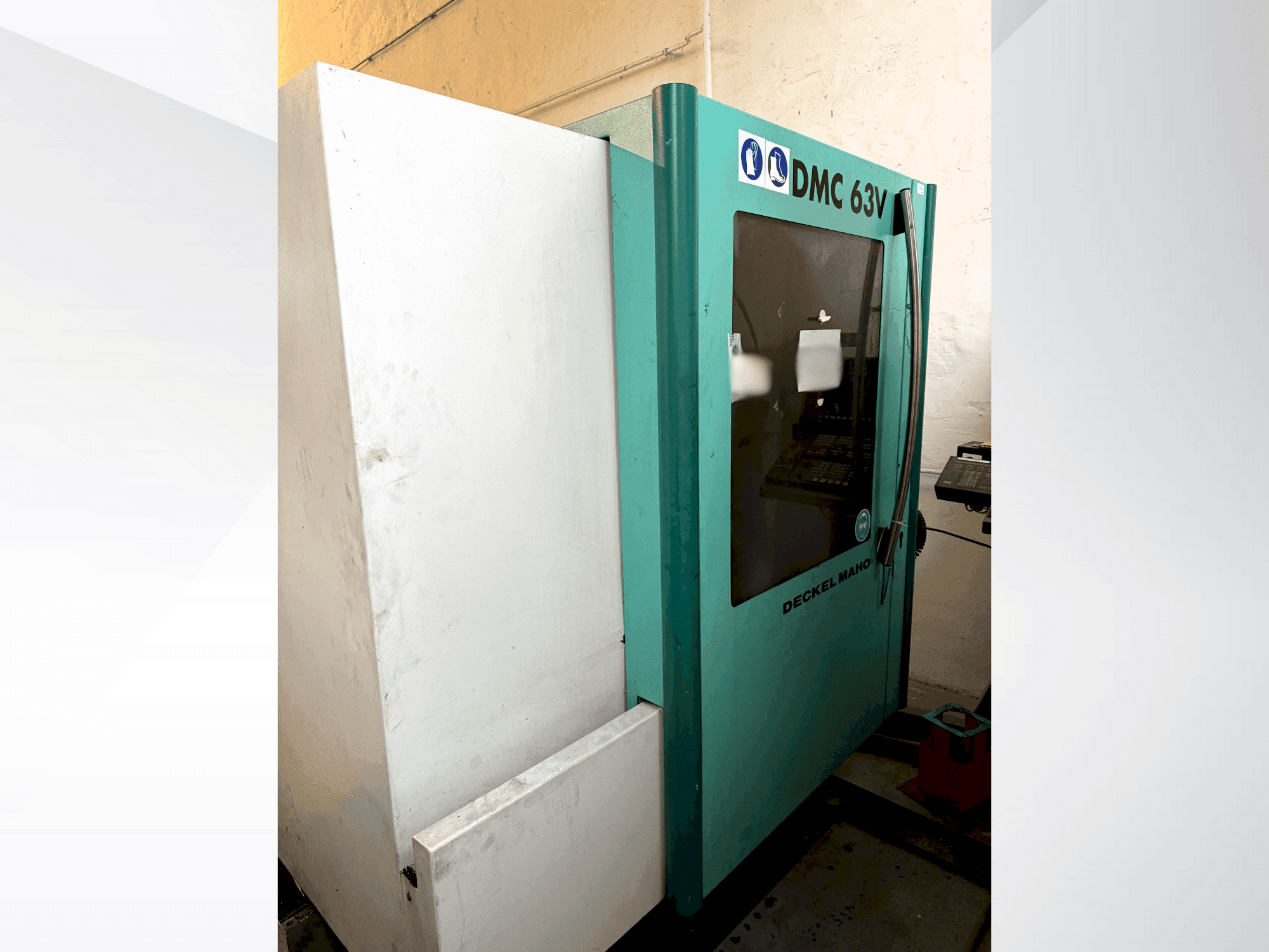 Vista Frontal da DMG MORI Deckel Maho 63V máquina