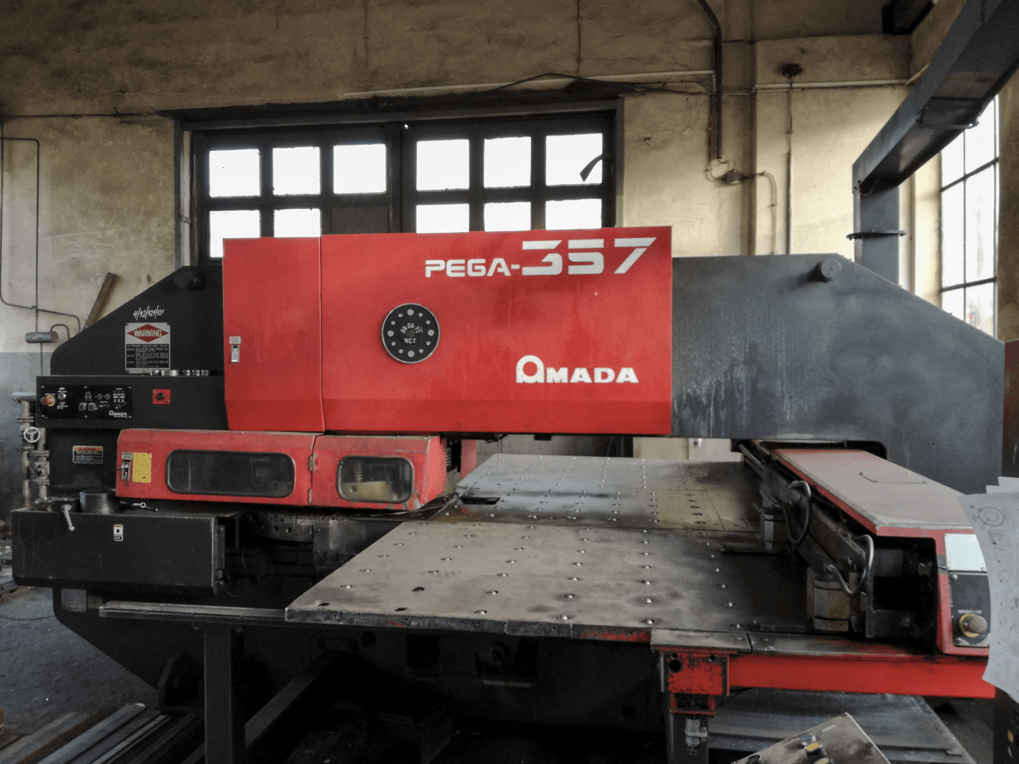 Vista Frontal da AMADA PEGA 357 máquina