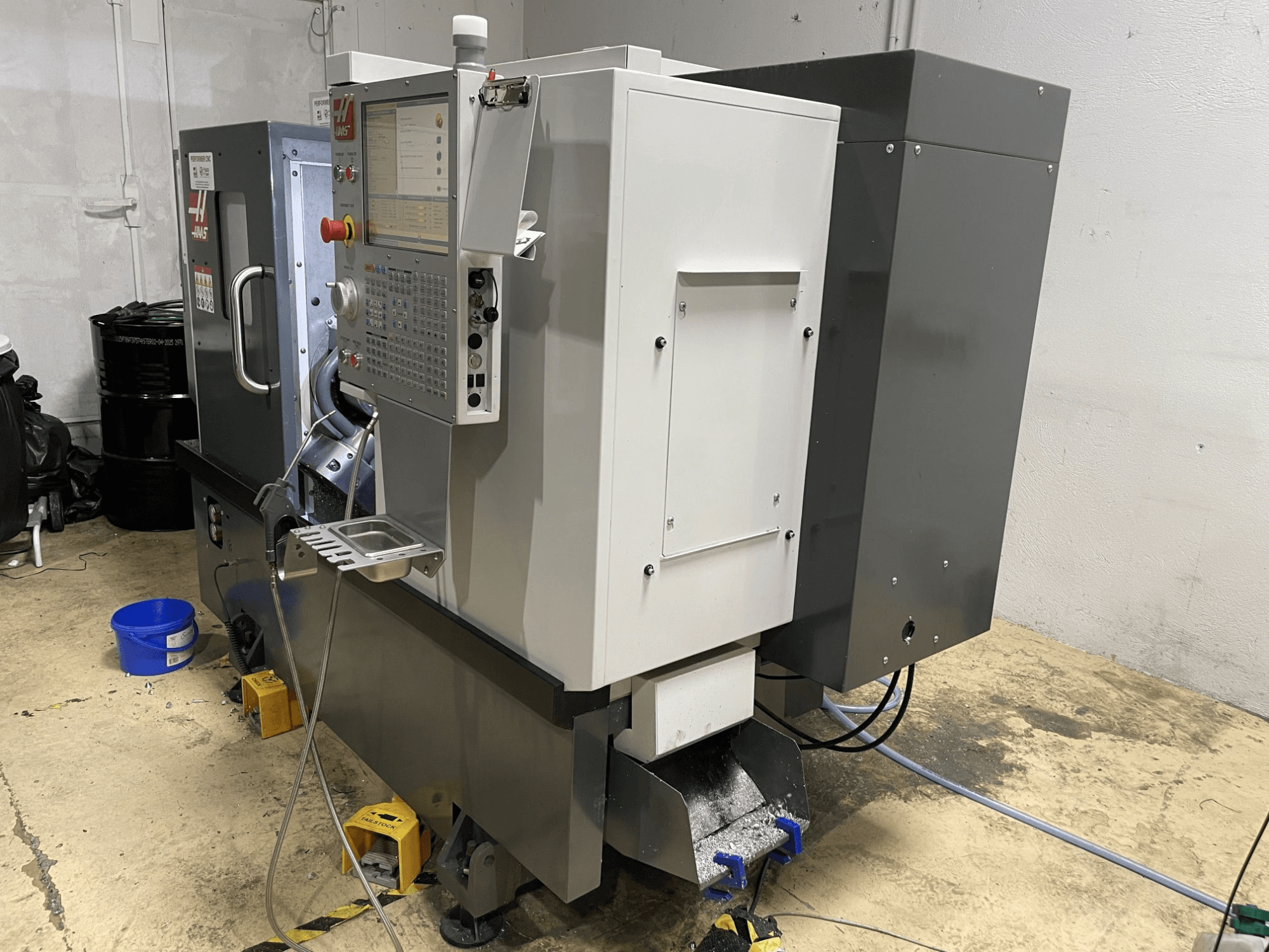 Torno horizontal HAAS ST-15Y numa oficina, com um painel de controlo e um design industrial robusto.