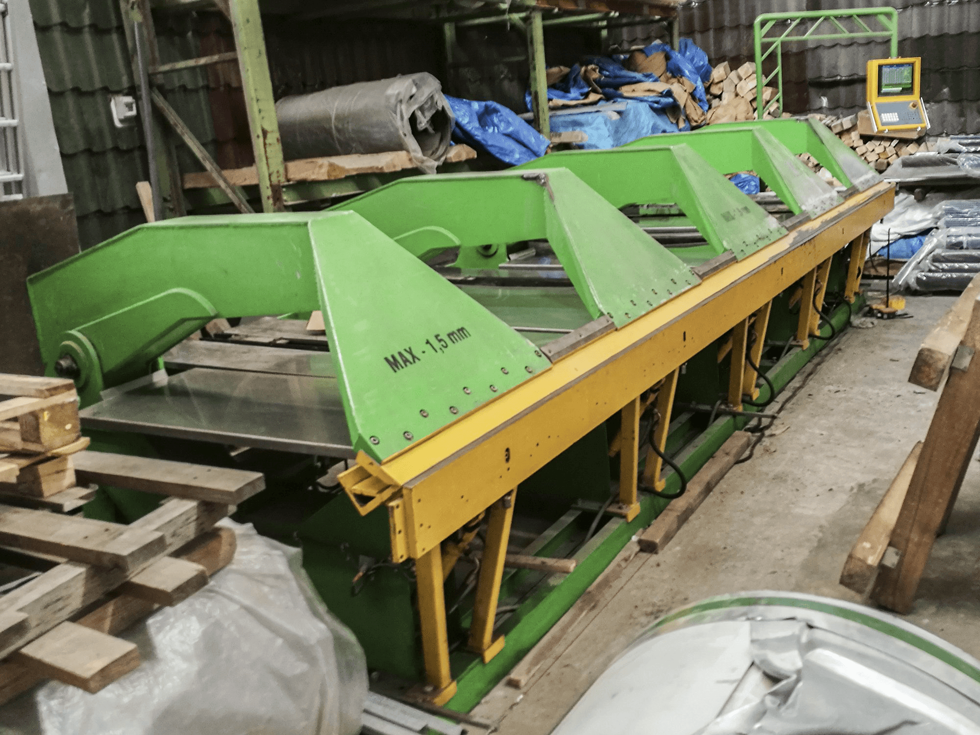 Vista Esquerda da BUD-MASZ ZAGINARKA máquina