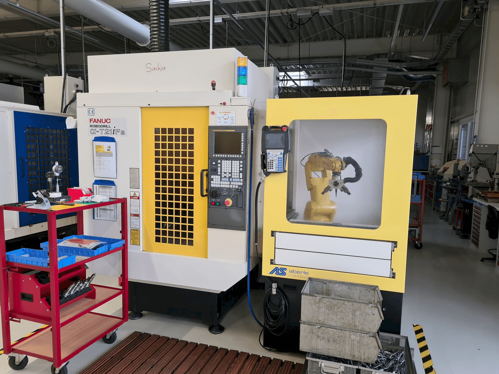Vista Frontal da FANUC Robodrill ALPHA T21iFA máquina