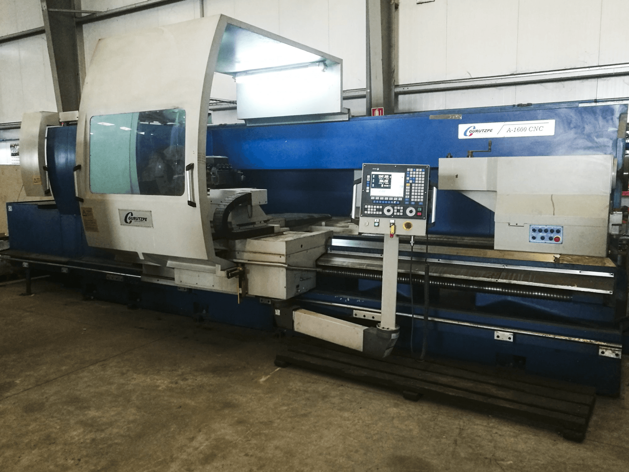 Vista Esquerda da Gurutzpe A-1600 CNC máquina
