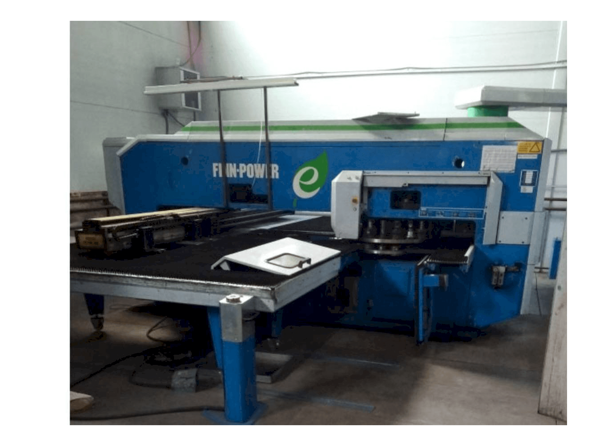 Vista Frontal da Finn-Power E5 máquina