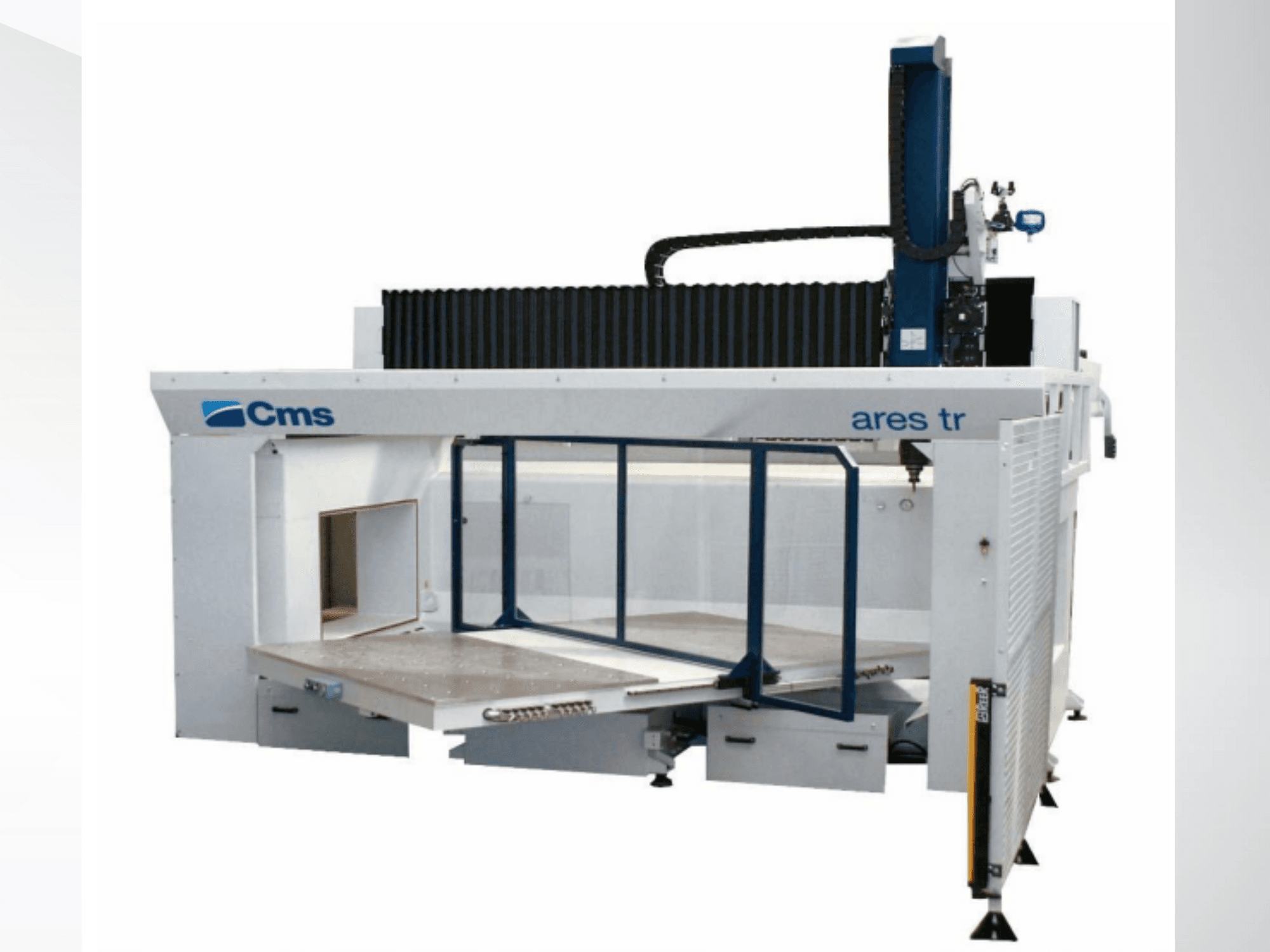 A máquina CNC Ares TR da CMS, vista lateral, possui uma grande mesa de trabalho e um design fechado para aplicações de corte de precisão.