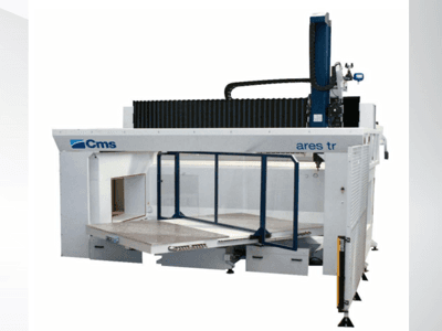 A máquina CNC Ares TR da CMS, vista lateral, possui uma grande mesa de trabalho e um design fechado para aplicações de corte de precisão.