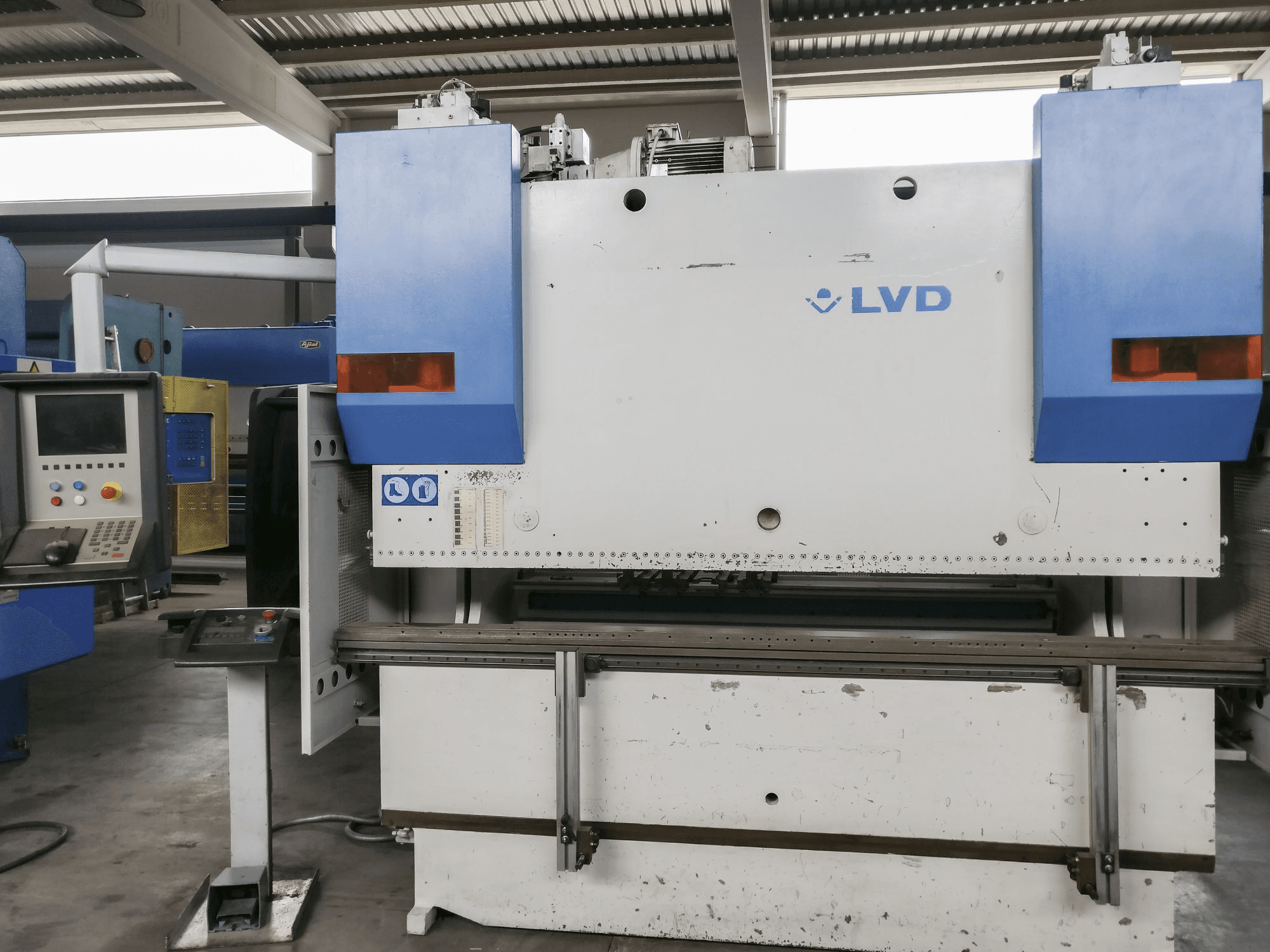 Vista Frontal da LVD PPEB 80/25 CAD-CNC máquina
