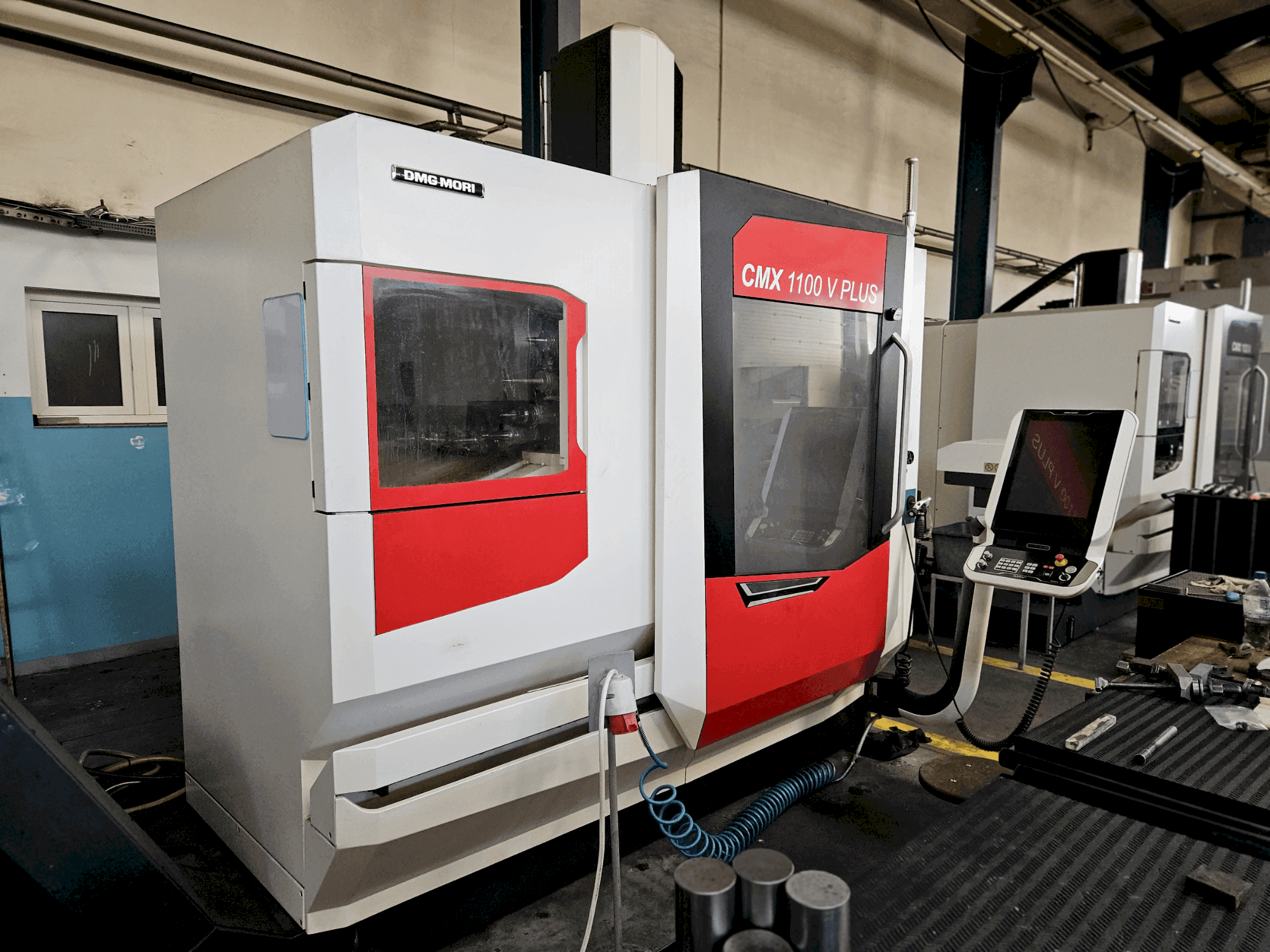 Vista Frontal da DMG MORI CMX 1100 V máquina