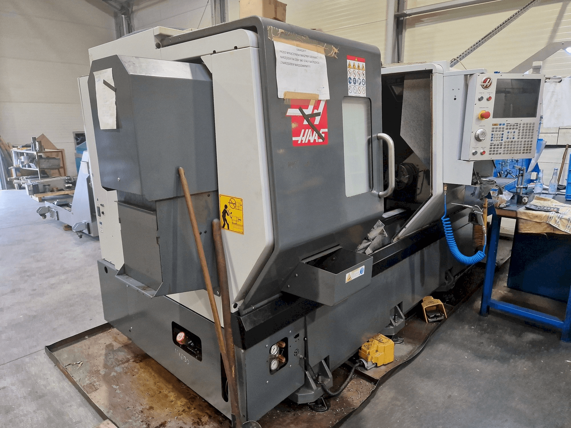 Vista Lateral Esquerda da HAAS DS-30Y máquina